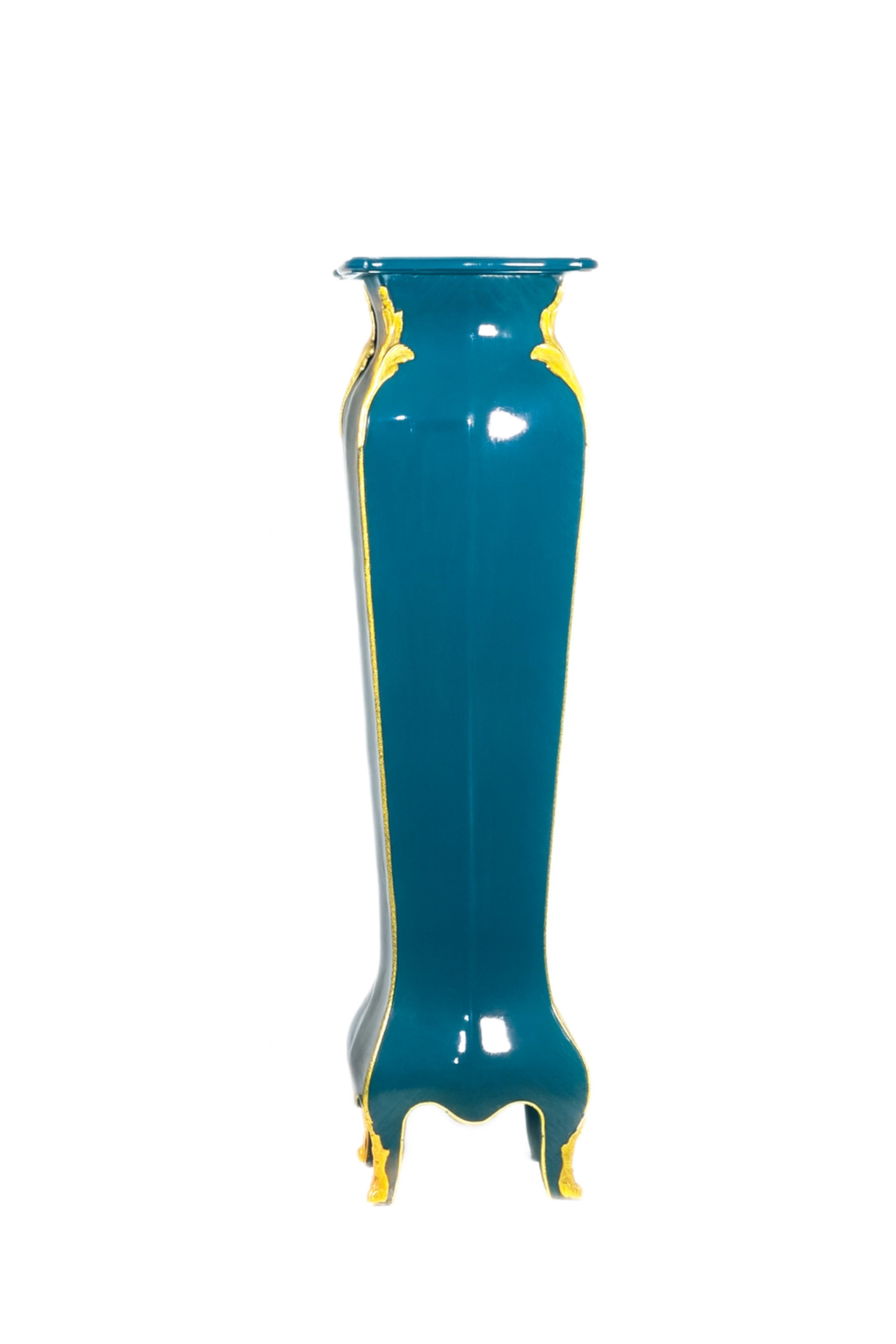 A vibrant pedestal showcasing marble tops, parquetry-patterned curving faces and short feet. 
The decoration is expressive yet refined, combining Louis XV style with Louis XVI refinement. 
The faces feature a  in a sleek refinished work in blue