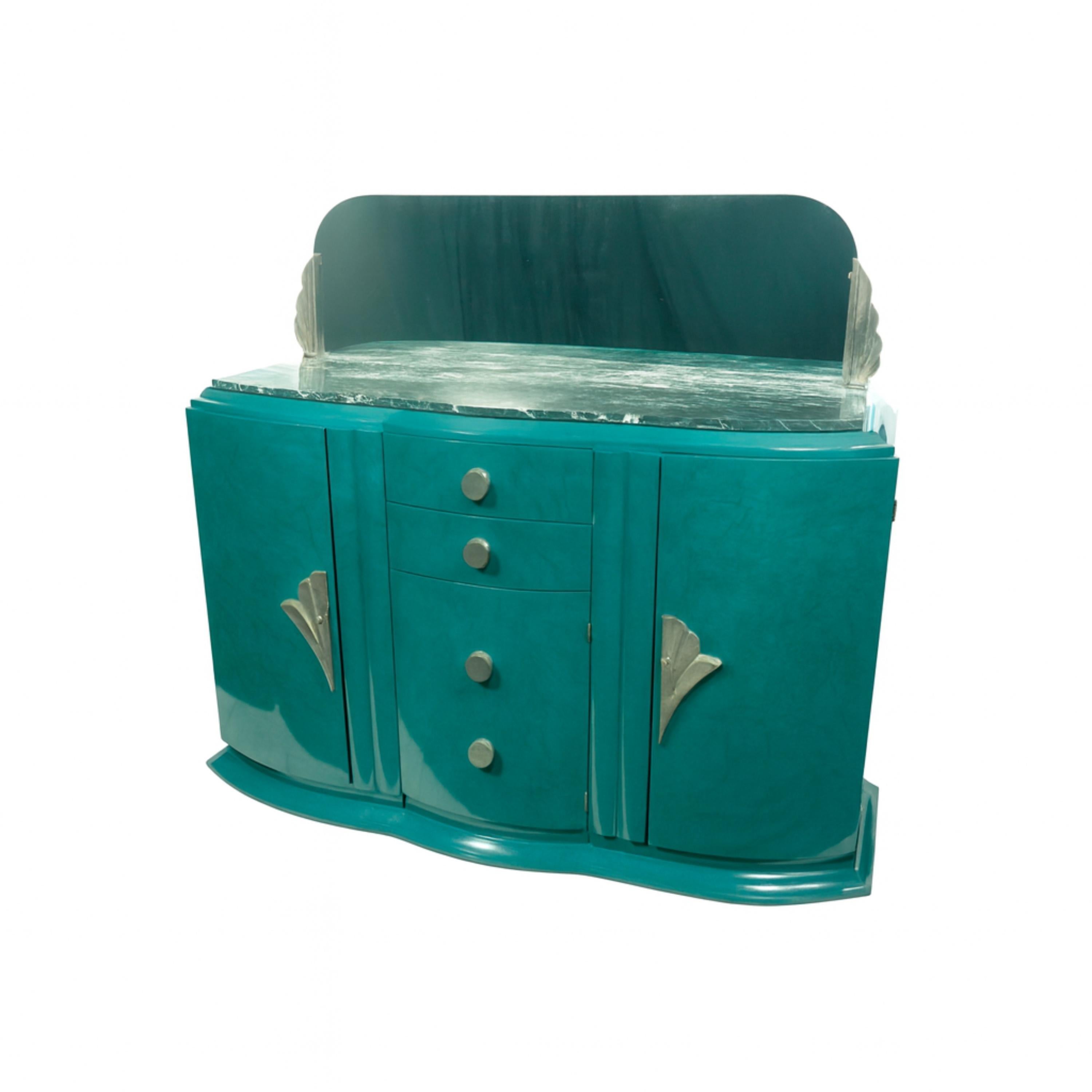 Einzigartig und elegant, ein Rückgriff auf ein goldenes Zeitalter, mit einem verchromten  blauer pfau nachgearbeitetes sideboard. Eine Anrichte mit Spiegel (leicht abnehmbar) mit einem sehr sorgfältig verlegten Furnier. 
Verchromte Griffe, schwarze
