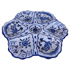 Piatto ostrica francese in faience blu e bianco in stile Moustiers, circa 1940
