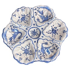 Assiette à huîtres en faïence bleue et blanche de style Moustiers, vers 1940