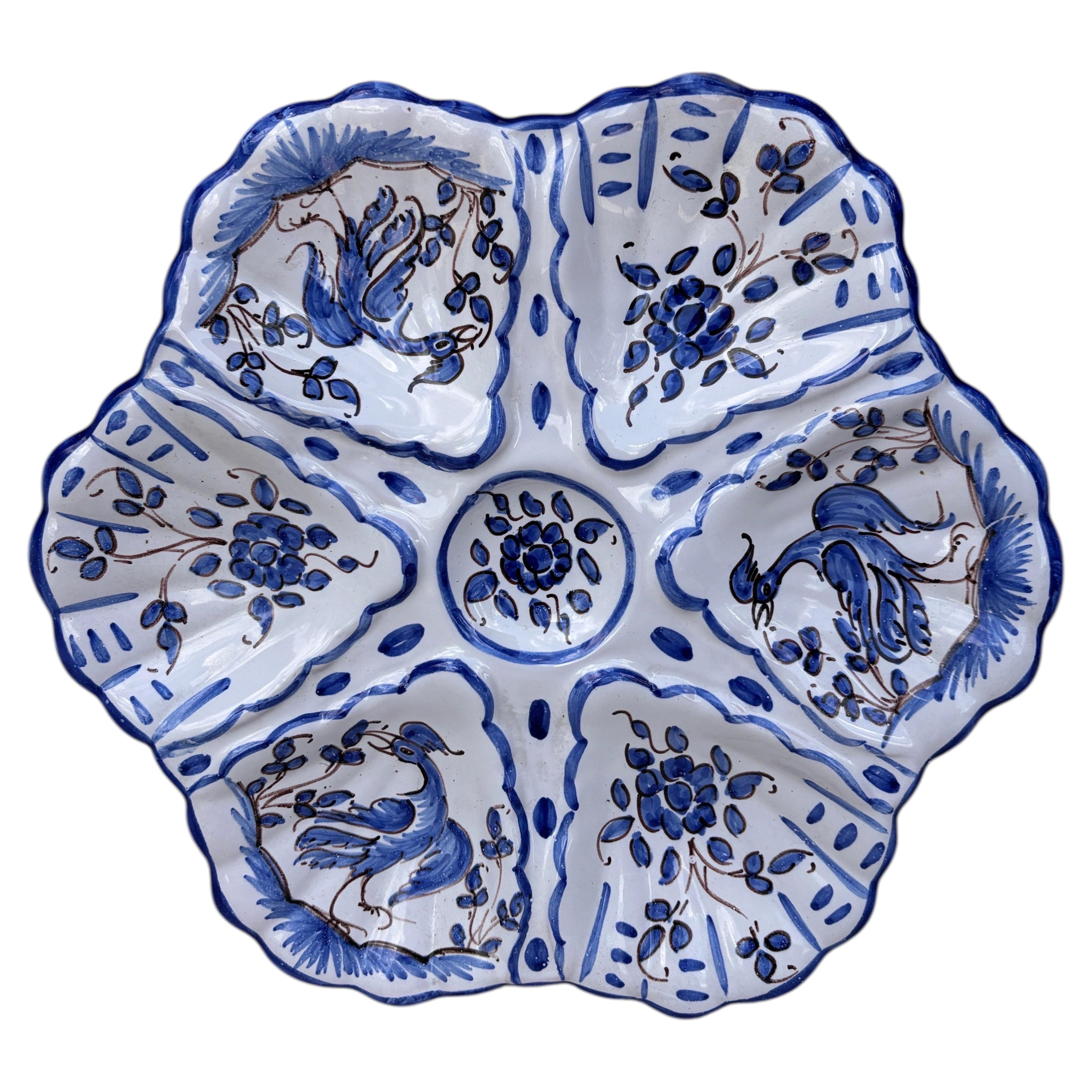 Plato de ostra francés de loza azul y blanca estilo Moustiers, hacia 1940