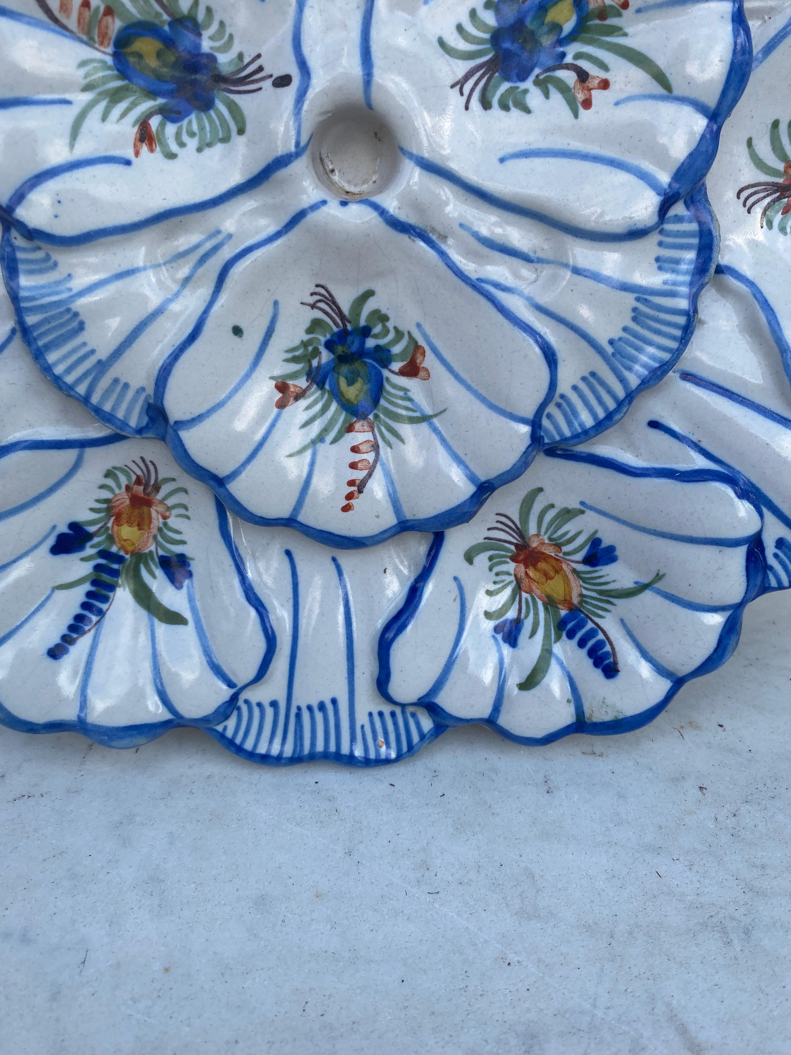 Plato de ostras francés de loza azul y blanca estilo Moustiers, hacia 1940 Francés en venta