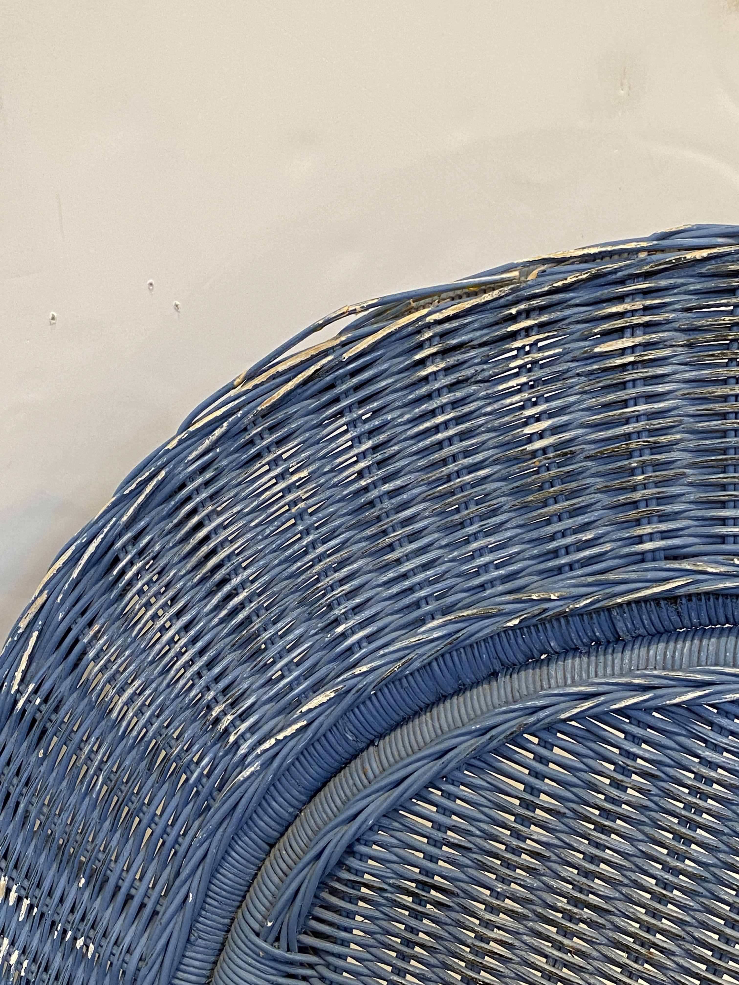 Französische blau gewebte Korbweide-Loungesessel im Art déco-Stil im Art déco-Stil  im Angebot 2