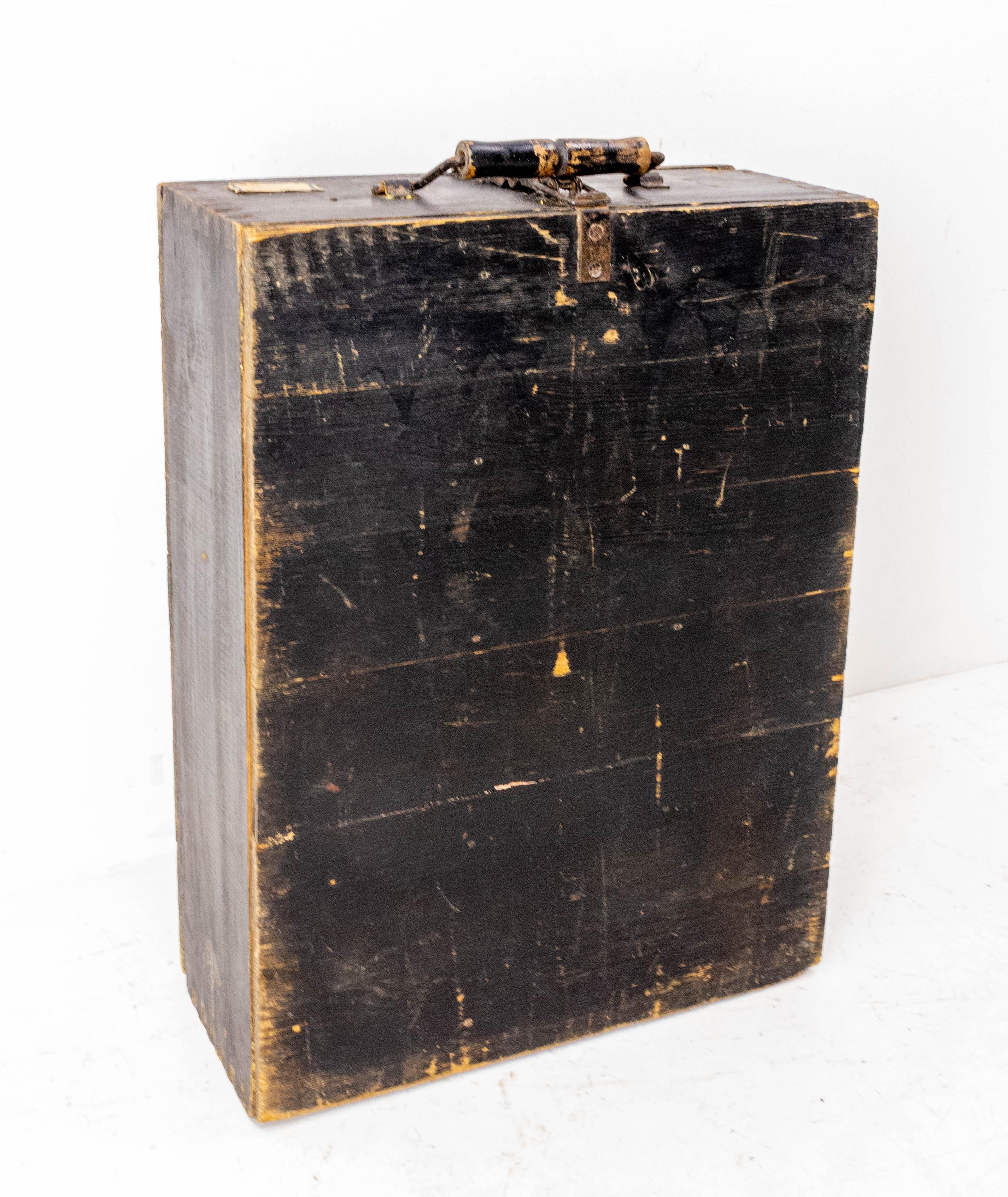 French pupil suitcase in pine. 
This kind of suit case was used by the boarding students to transport their school equipment.
In the style of Napoleon III

Shipping:
L 39,5 P17 H47 4,8Kg.