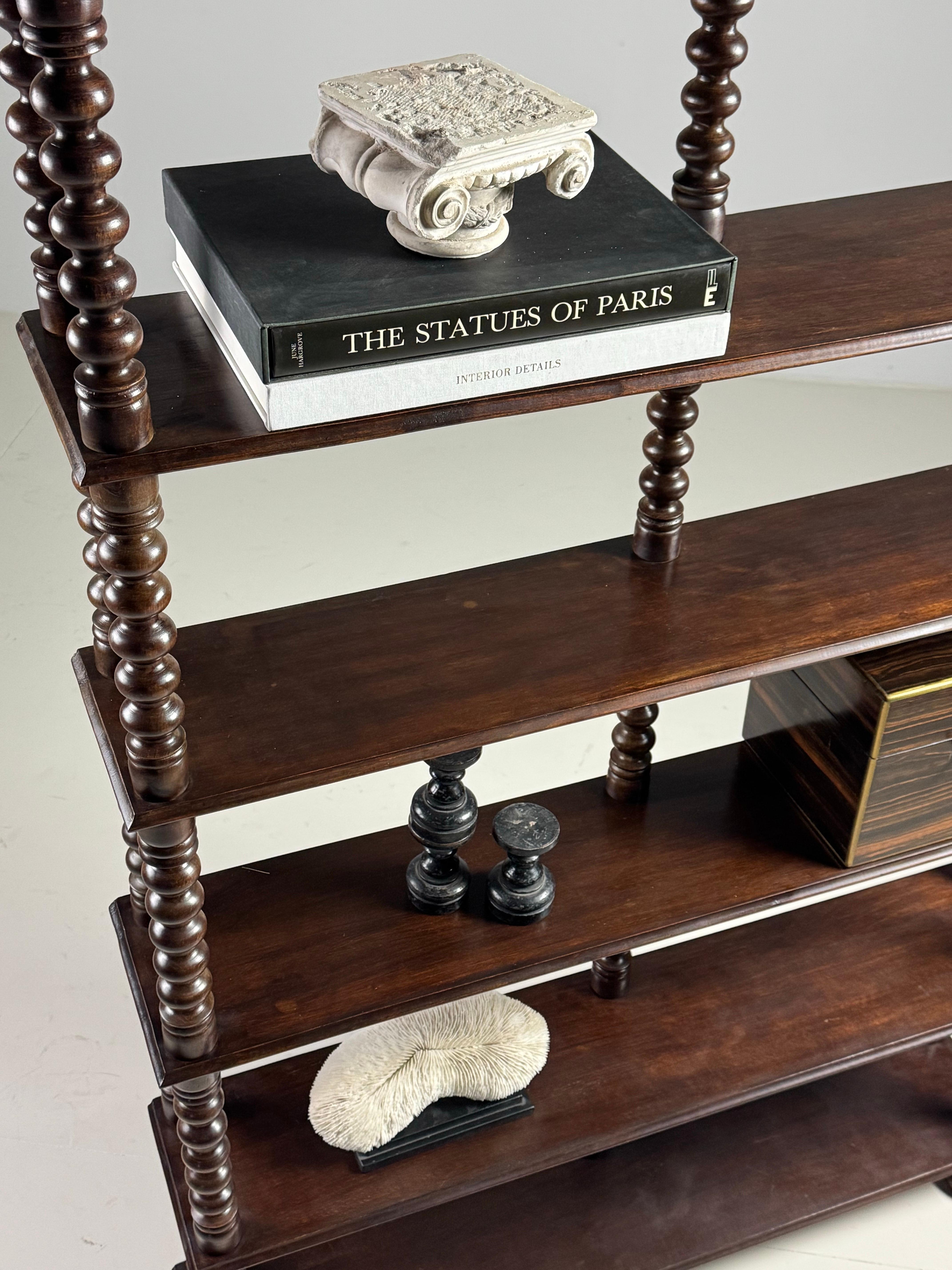 Étagère à livres / bibliothèque Bobbin.

Originario della Francia. Inizio del XX secolo. En Noyer. Reposant sur des pieds boules. En bon état!

Dimensioni: 210H x 110L x 22P