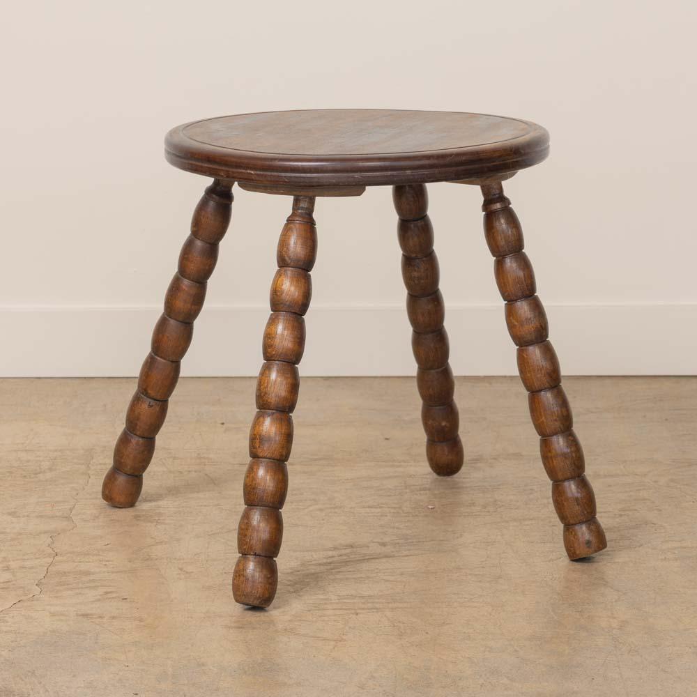 Toller Beistelltisch aus geschnitztem Holz aus Frankreich, 1940er Jahre. Runder Tisch mit vier abgewinkelten Klöppelbeinen. Originallackierung zeigt schönes Alter und Patina. 