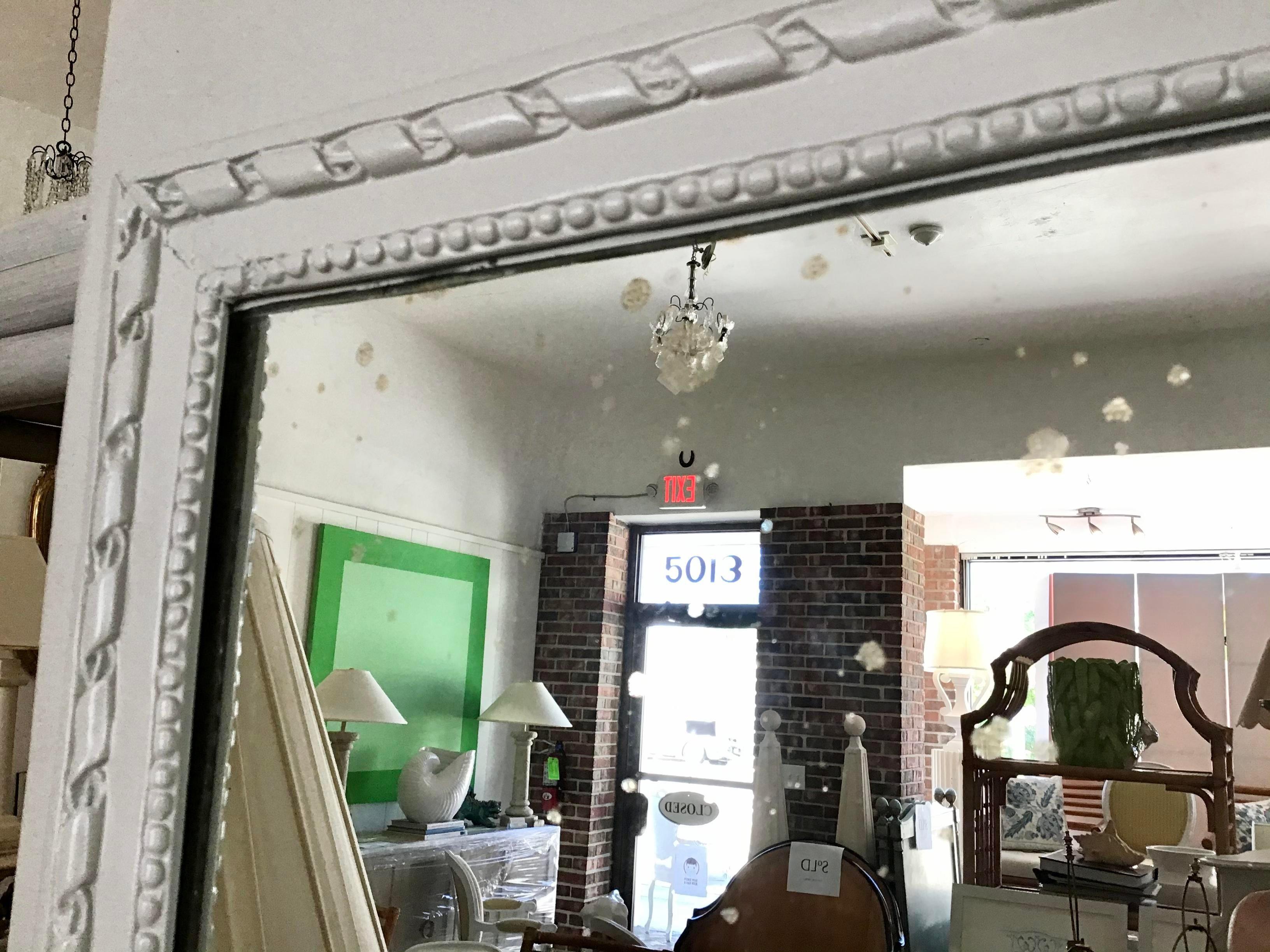 French Boiserie Mirror in Gray Lacquer In Good Condition For Sale In Los Angeles, CA
