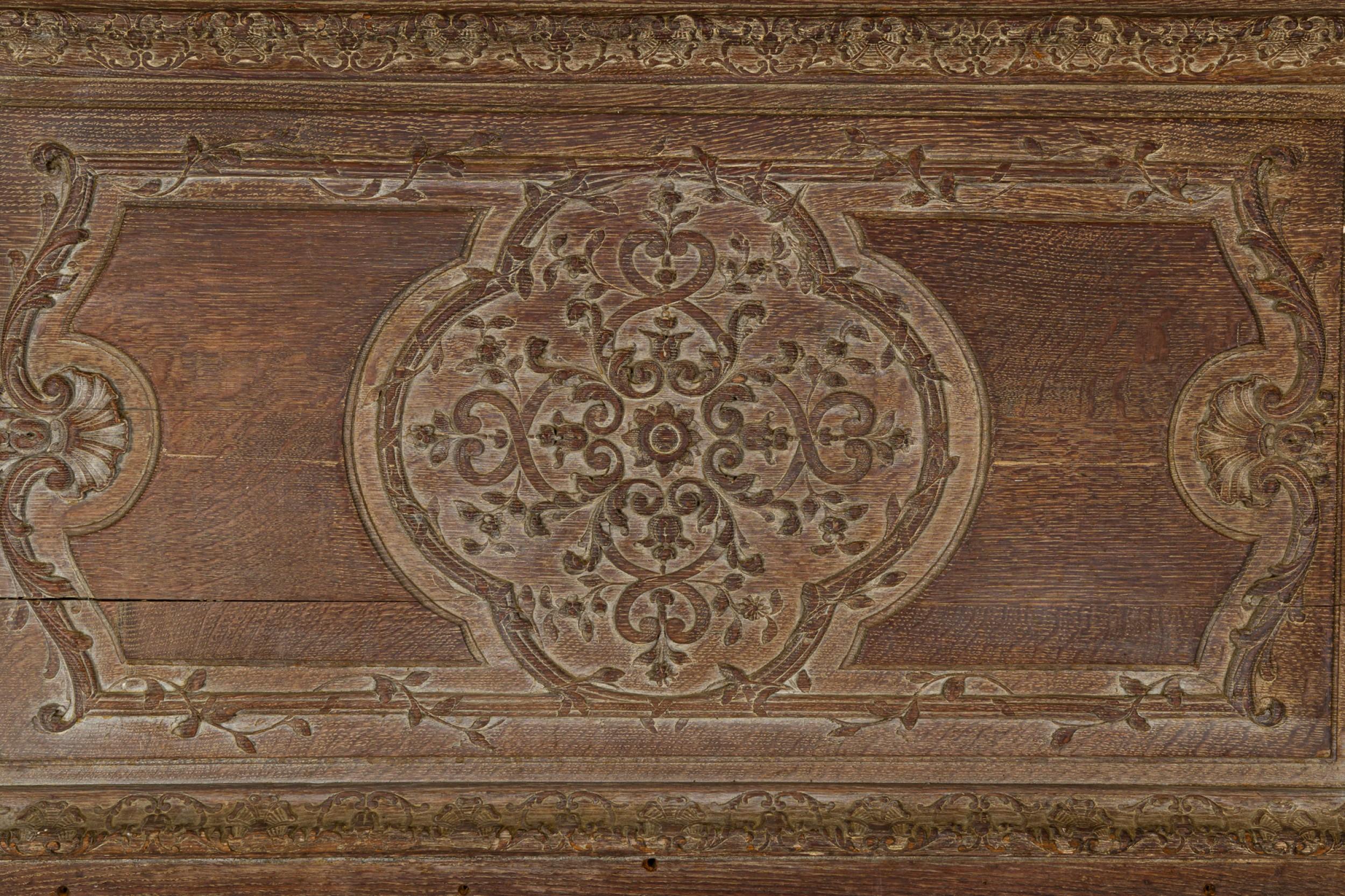Pannello Boiserie francese (XVIII secolo) in quercia con un grande pannello verticale e un pannello orizzontale inferiore più piccolo con finiture intagliate