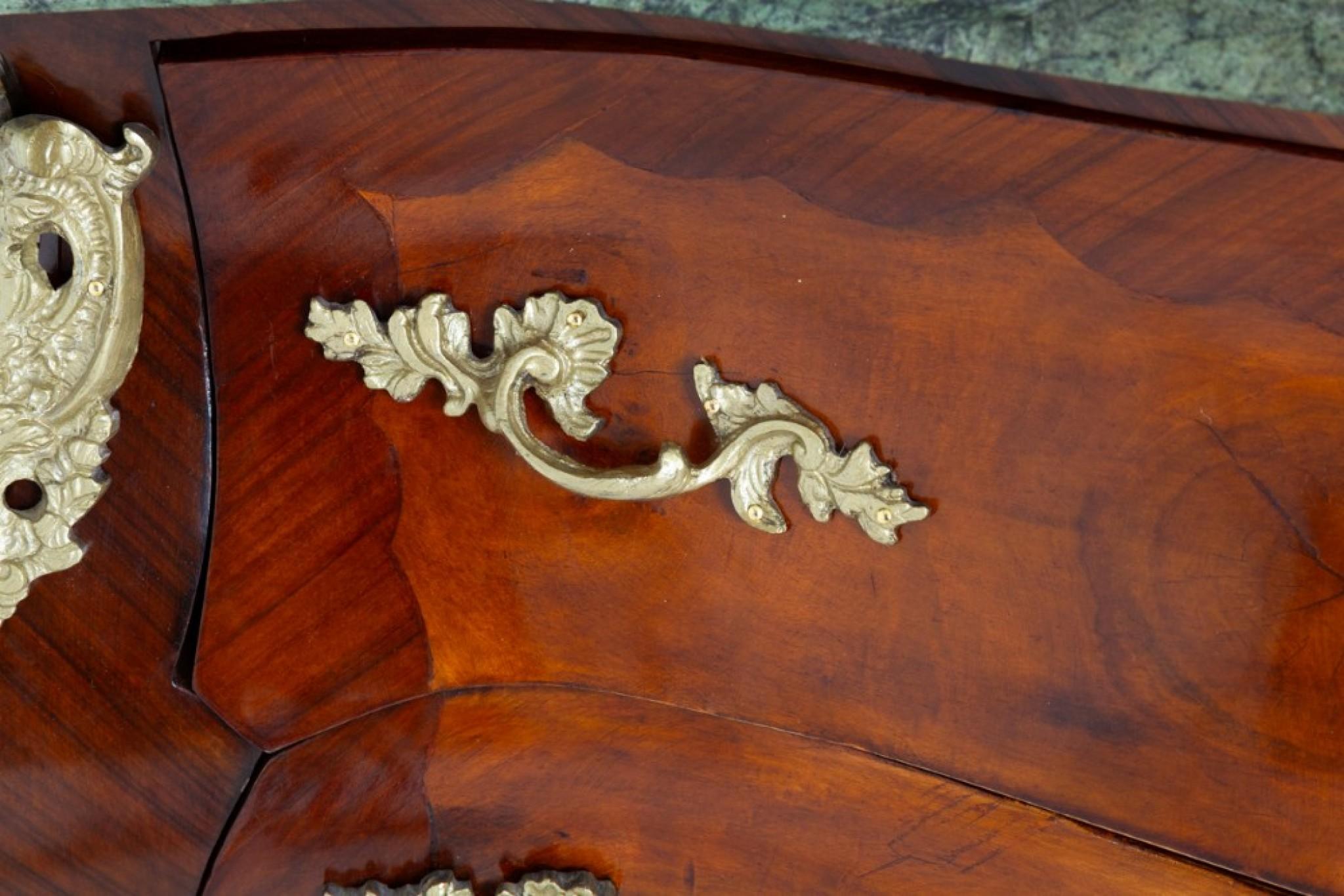 Commode in stile Luigi XVII in noce e palissandro.
Questa cassetta ha una forma a bombe.
Con 2 cassetti.
La toilette è impreziosita da maniglie e supporti decorativi in ottone fuso.
I cassetti e i lati del mobile hanno una bordatura in