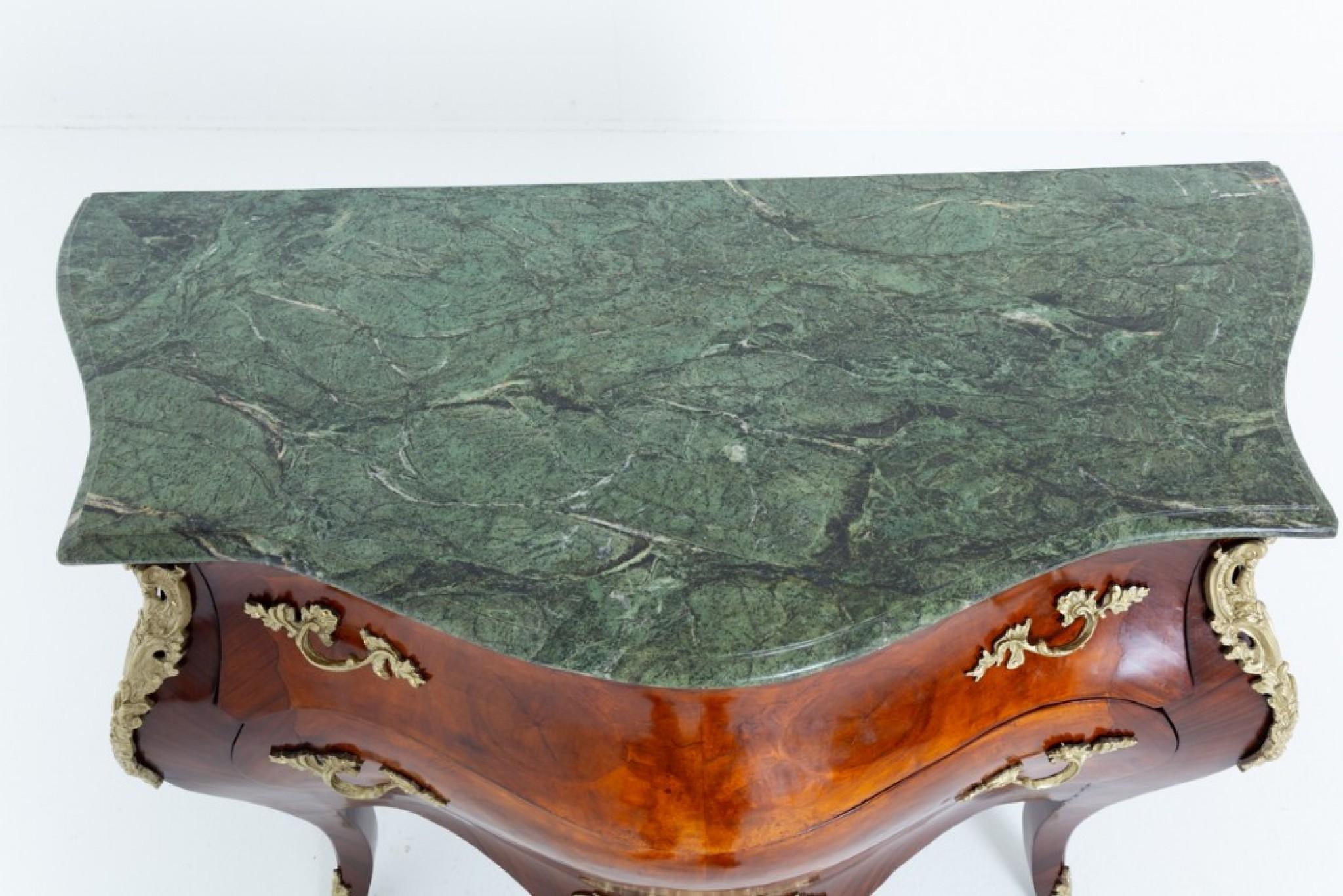 Fine XX secolo Commode francese Bombe in noce Cassettiera Luigi XVII in vendita