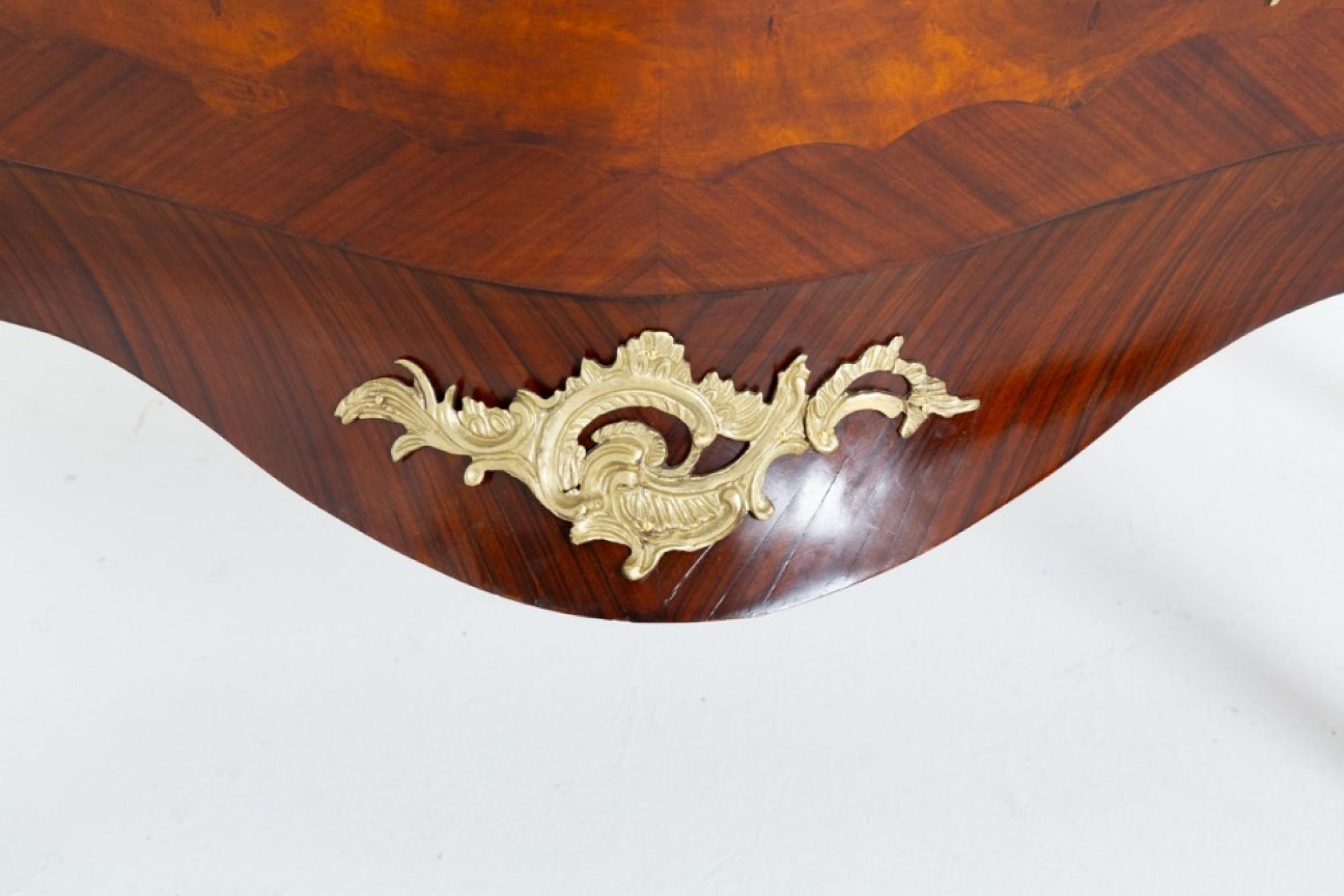 Palissandro Commode francese Bombe in noce Cassettiera Luigi XVII in vendita