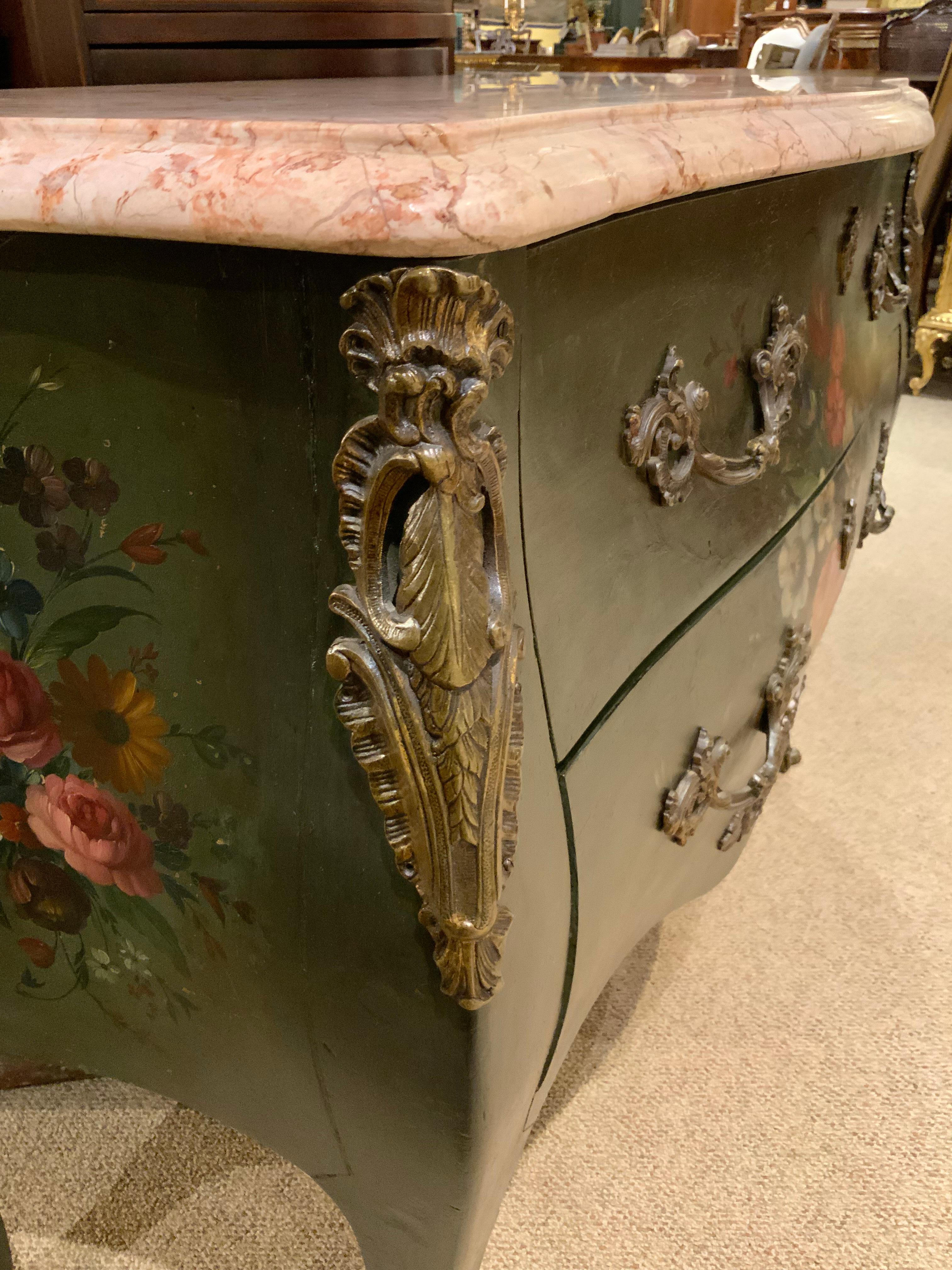 XIX secolo Comò/cassa francese a forma di bombe con design floreale dipinto a mano, piano in marmo in vendita