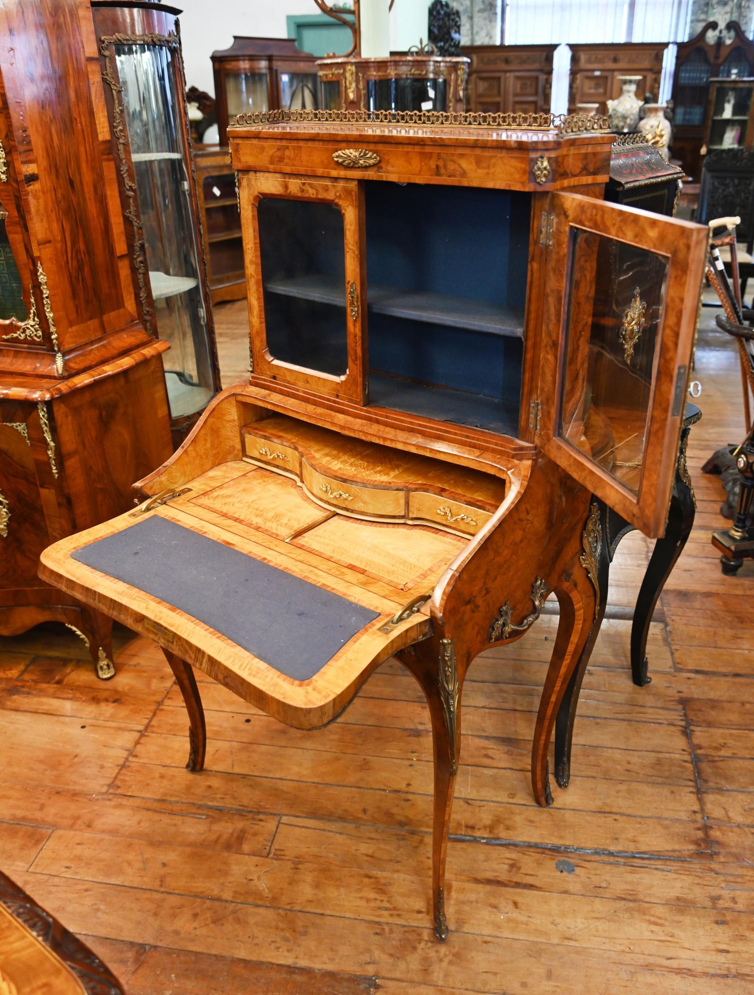 Milieu du XIXe siècle Bureau français Bonheur de Jour Noyer 1840 en vente