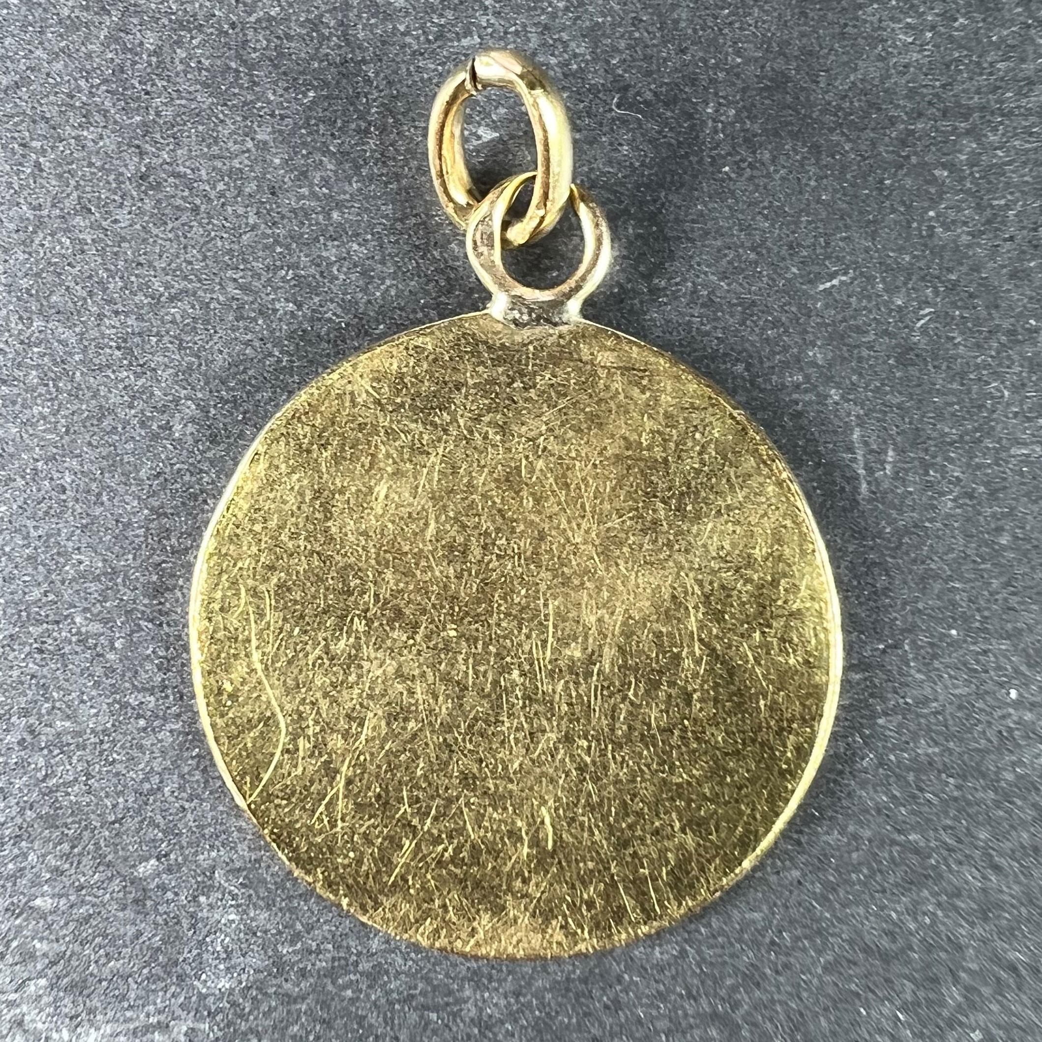 French Bonheur Good Luck 18K Yellow Gold Lucky Charm Medal Pendant In Good Condition For Sale In London, GB