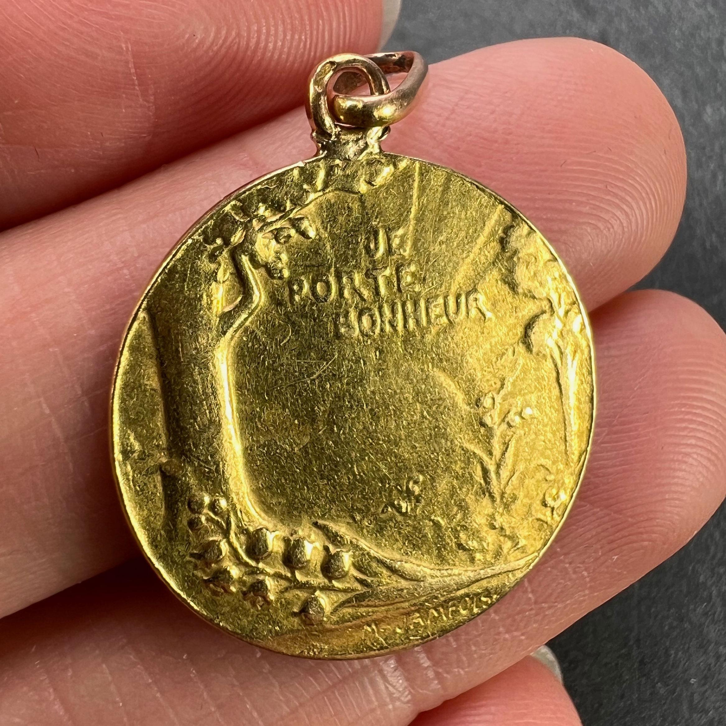 French Bonheur Good Luck 18K Yellow Gold Lucky Charm Medal Pendant In Good Condition For Sale In London, GB