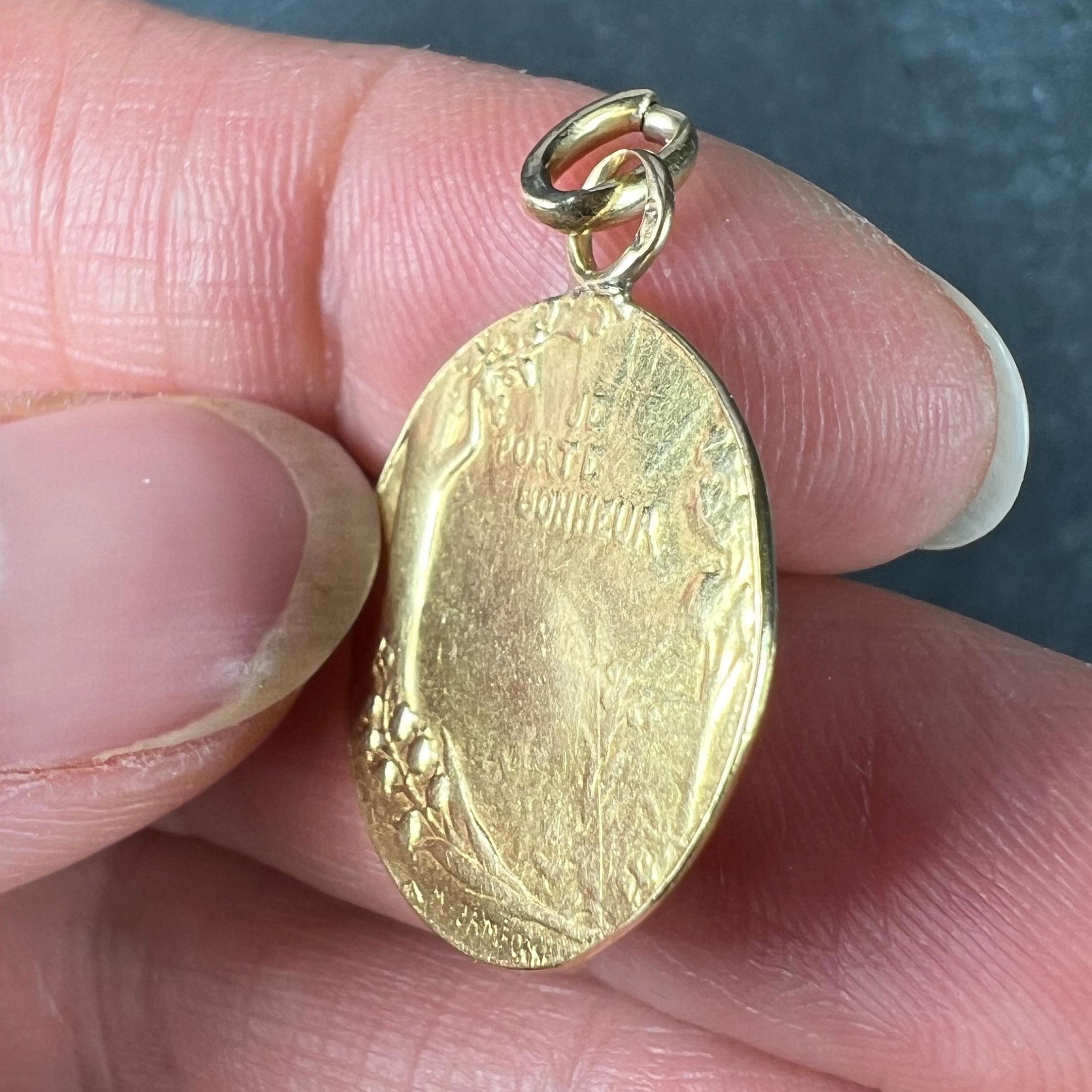 French Bonheur Good Luck 18K Yellow Gold Lucky Charm Medal Pendant For Sale 3
