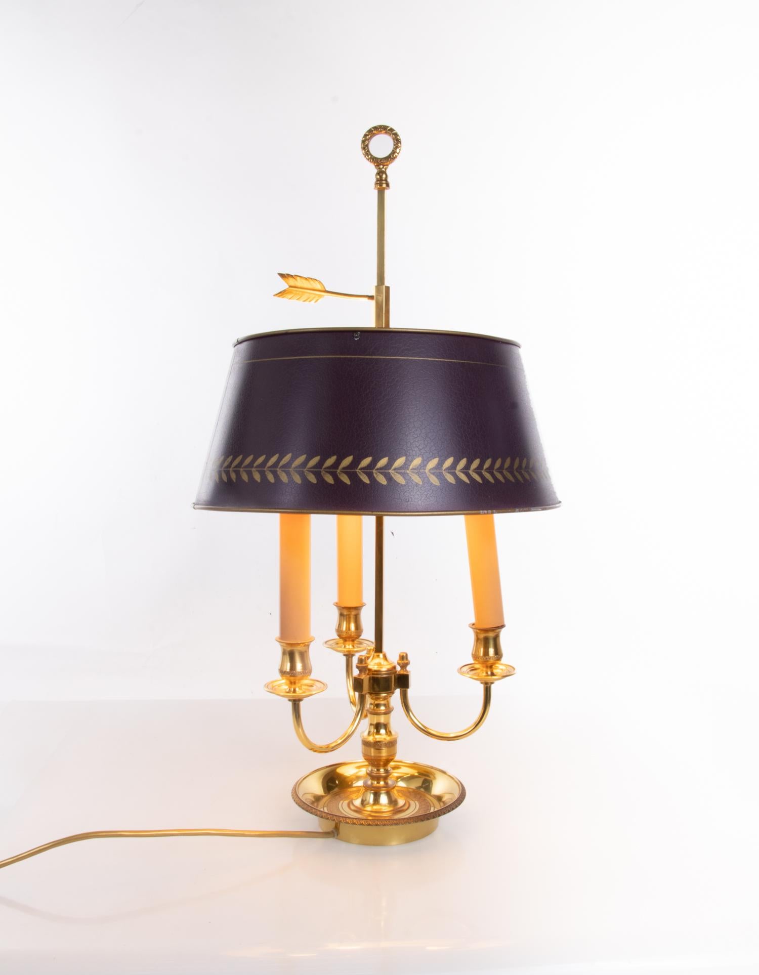 Elegante Bouillotte-Lampe im Louis-XV-Stil aus französischer Bronze mit einem verstellbaren, lackierten Metallschirm und drei elektrifizierten Kerzenarmen. 

Maße: Höhe 25,6