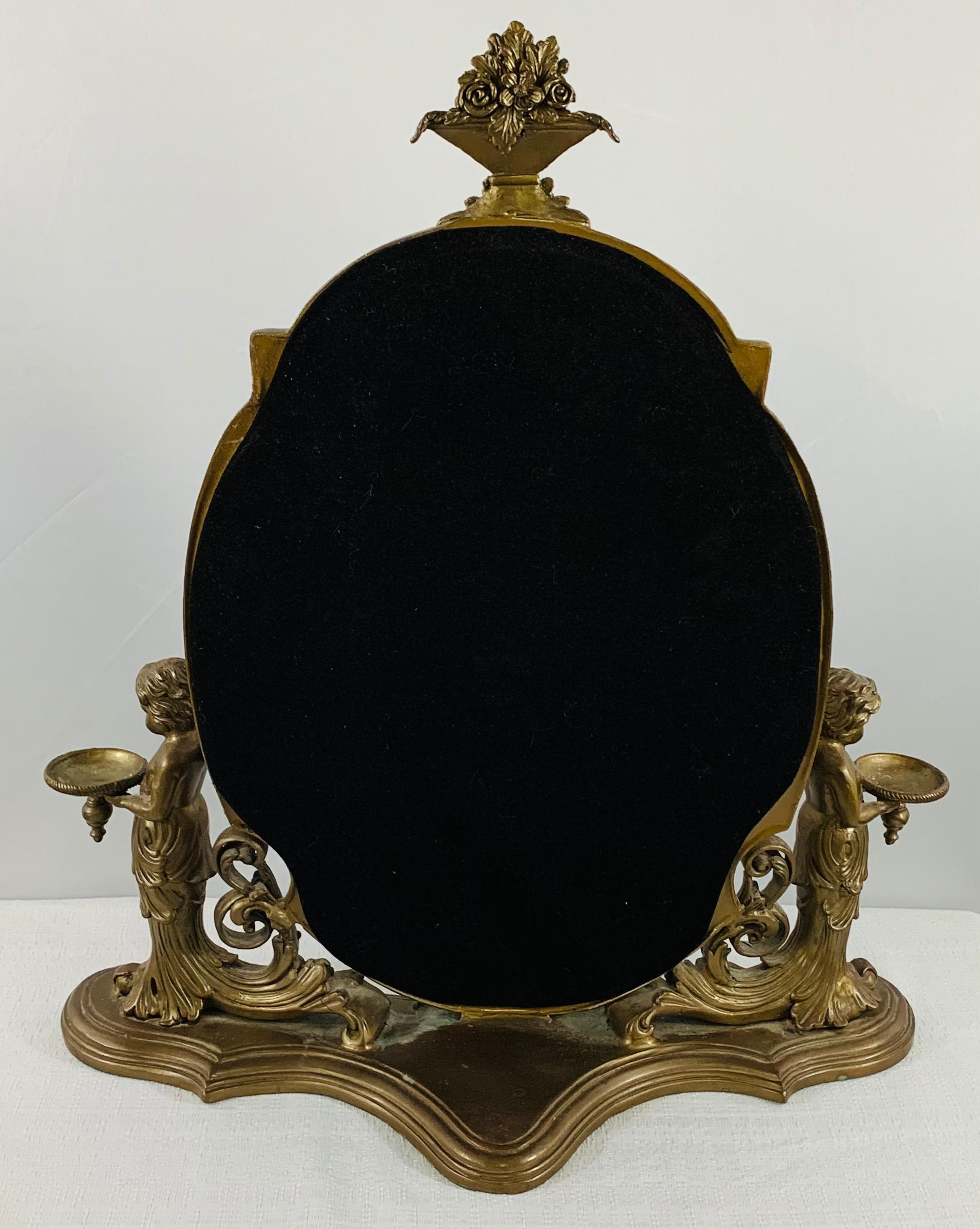 Miroir de coiffeuse français de style Louis XV en bronze avec bougeoirs à chérubins  en vente 5