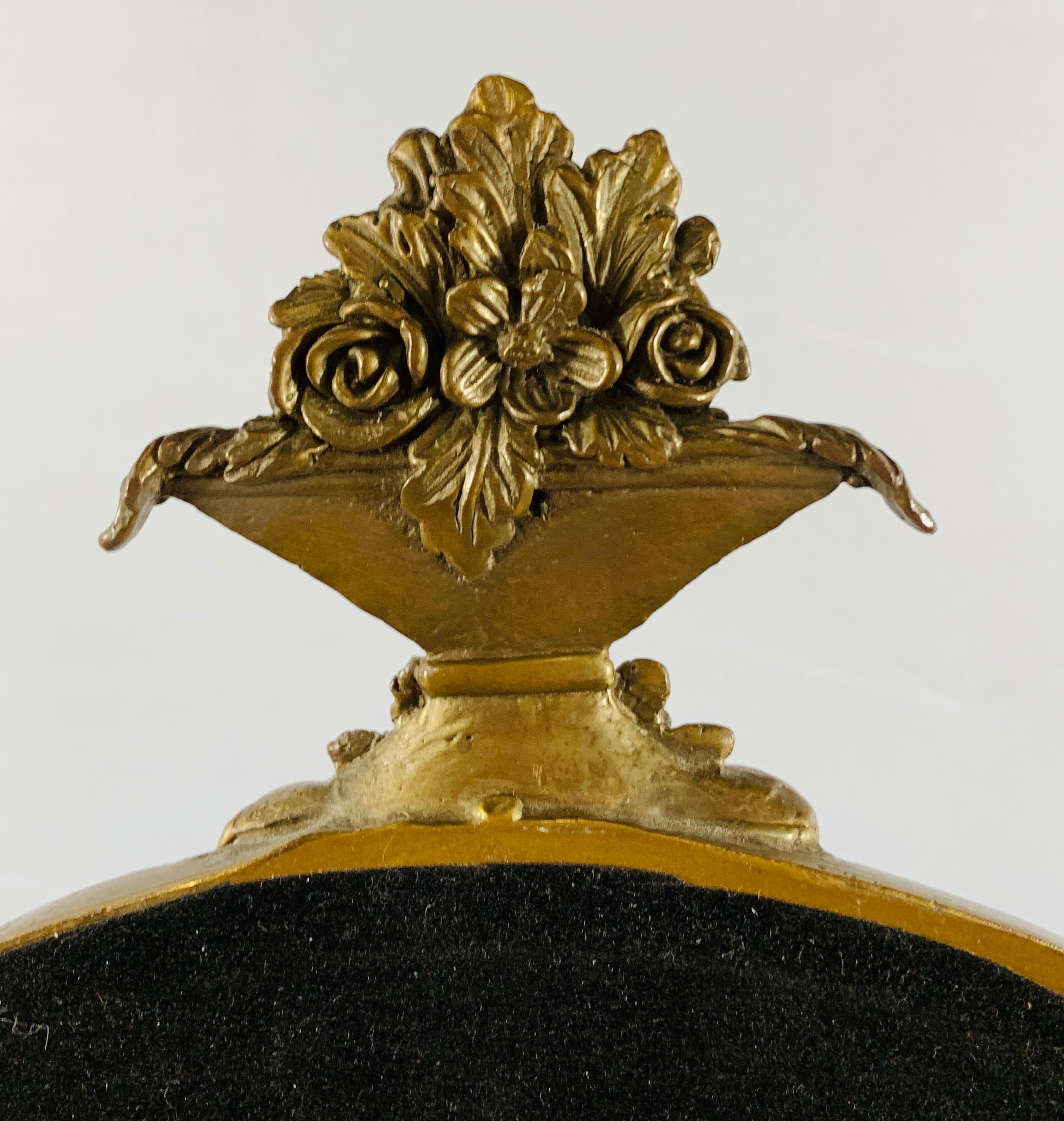 Miroir de coiffeuse français de style Louis XV en bronze avec bougeoirs à chérubins  en vente 6