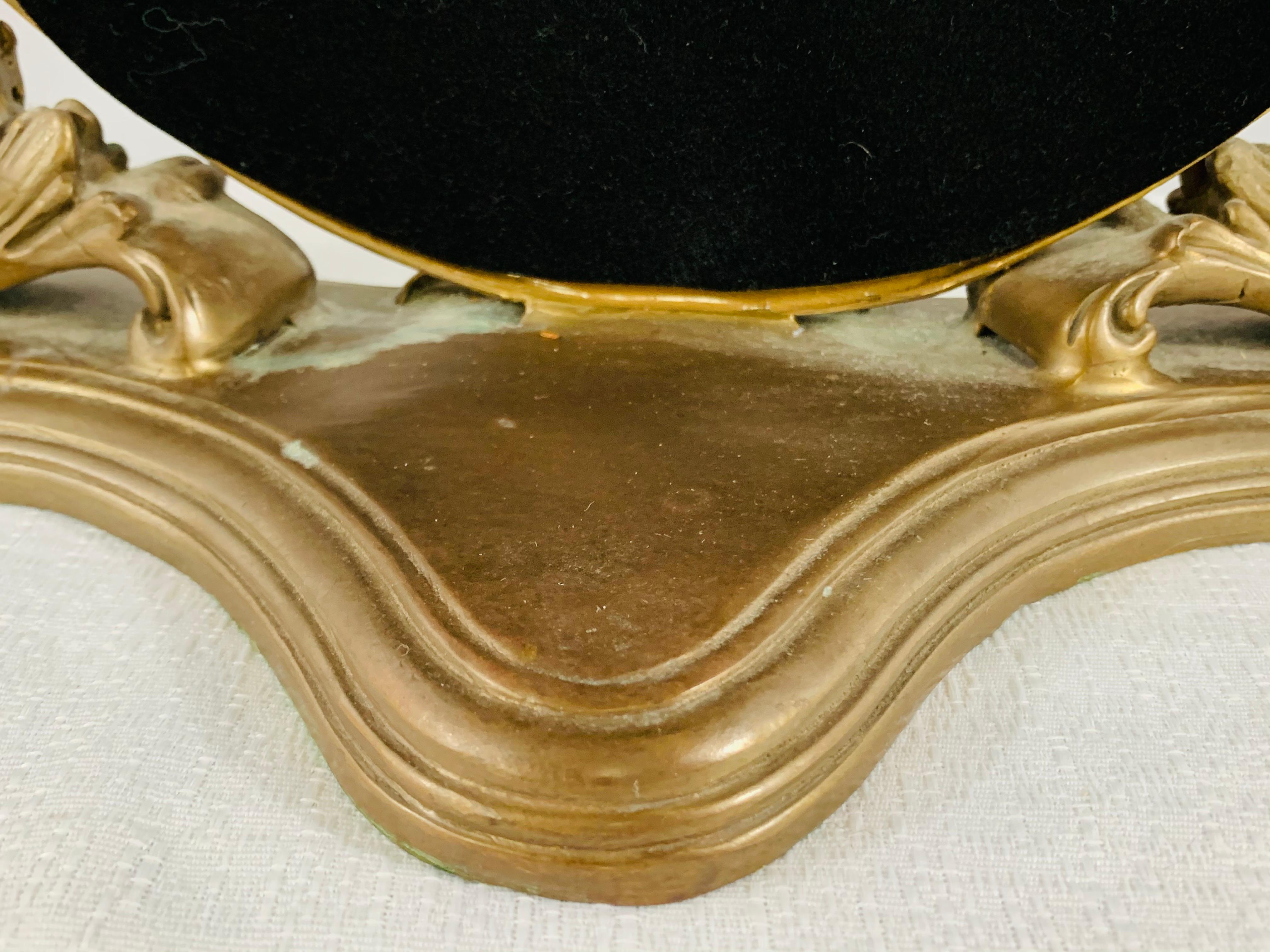 Miroir de coiffeuse français de style Louis XV en bronze avec bougeoirs à chérubins  en vente 7