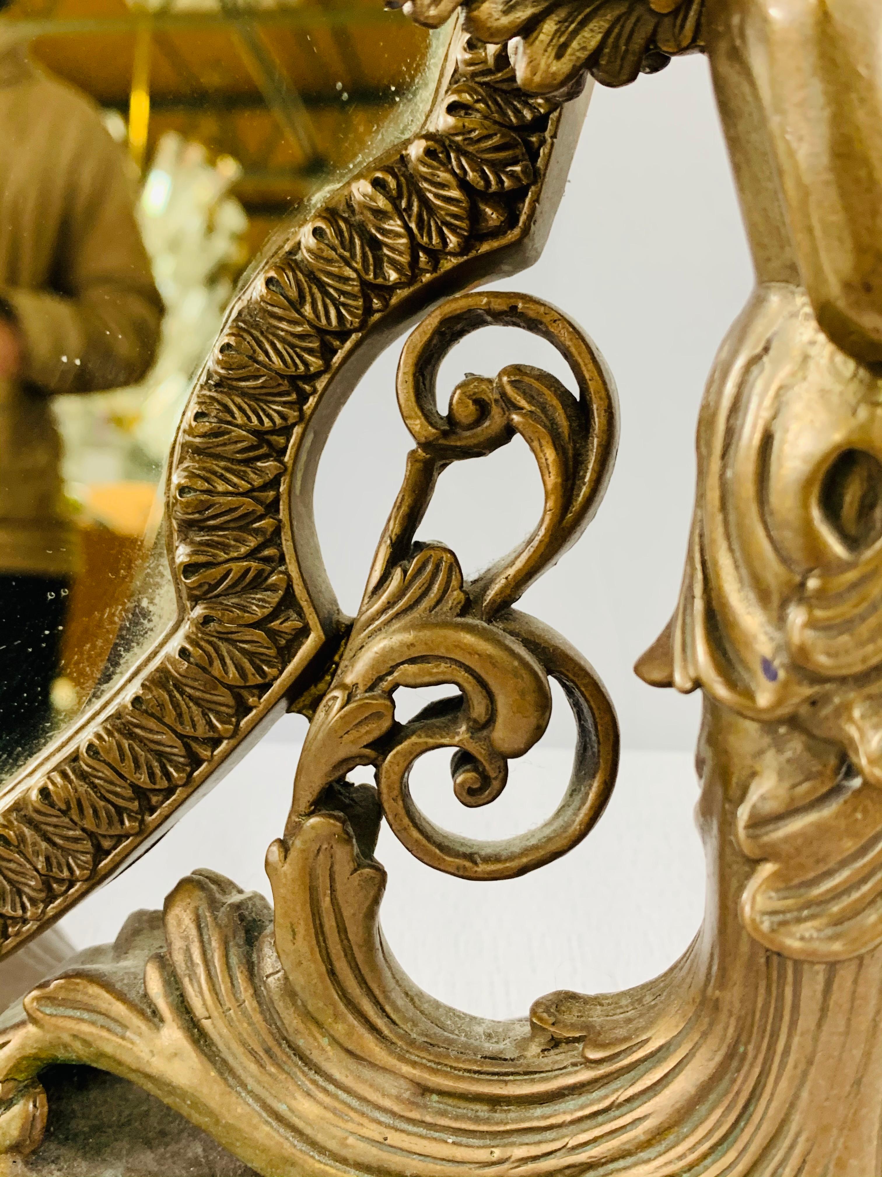 Miroir de coiffeuse français de style Louis XV en bronze avec bougeoirs à chérubins  en vente 1