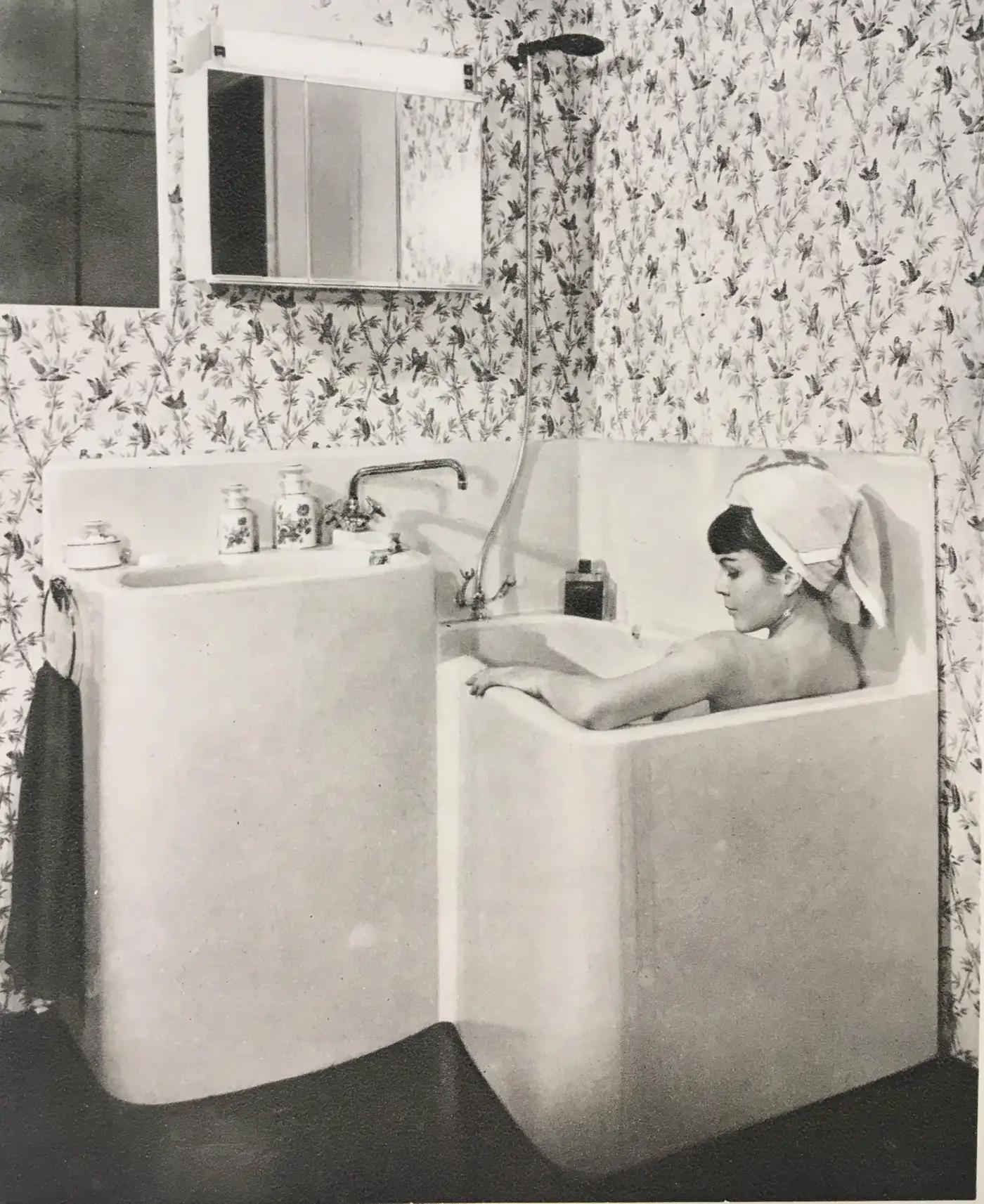 French Book on Bathroom Interiors, 'Salles de Bains et Salles D'Eau', 1965 For Sale 5