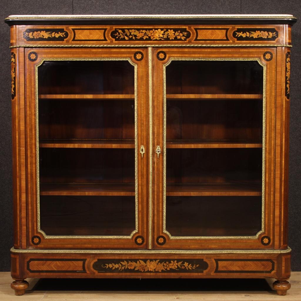 French showcase or bookcase from the early 20th century. Furniture of exceptional quality
inlaid in walnut woods, mahogany, Maple tree, bois de rose, ebonized wood and fruit woods. Showcase for two doors richly adorned by bronze and brass gold is