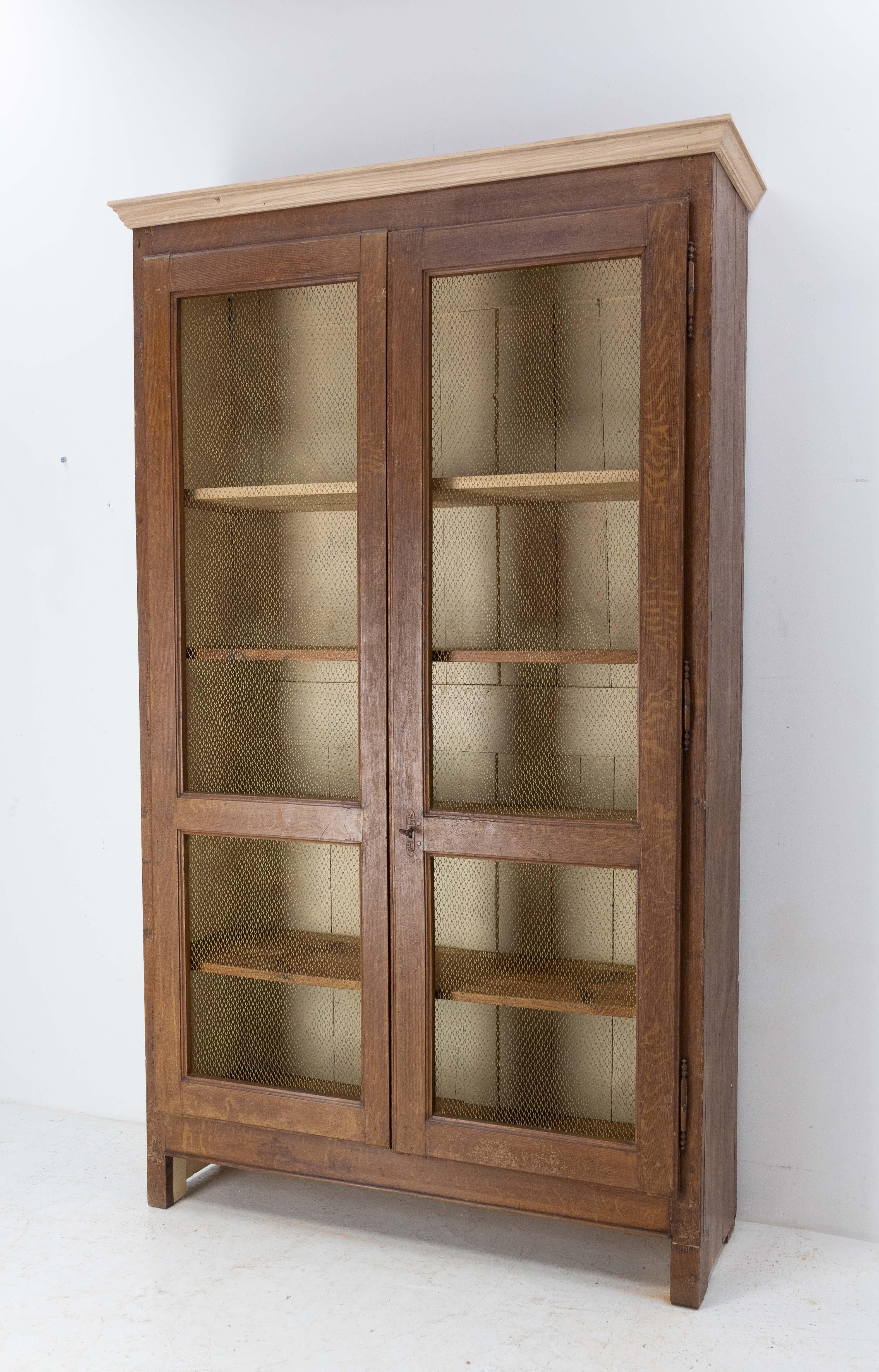 French Bookcase with Brass Mesh Doors Late 19th Century In Good Condition For Sale In Labrit, Landes
