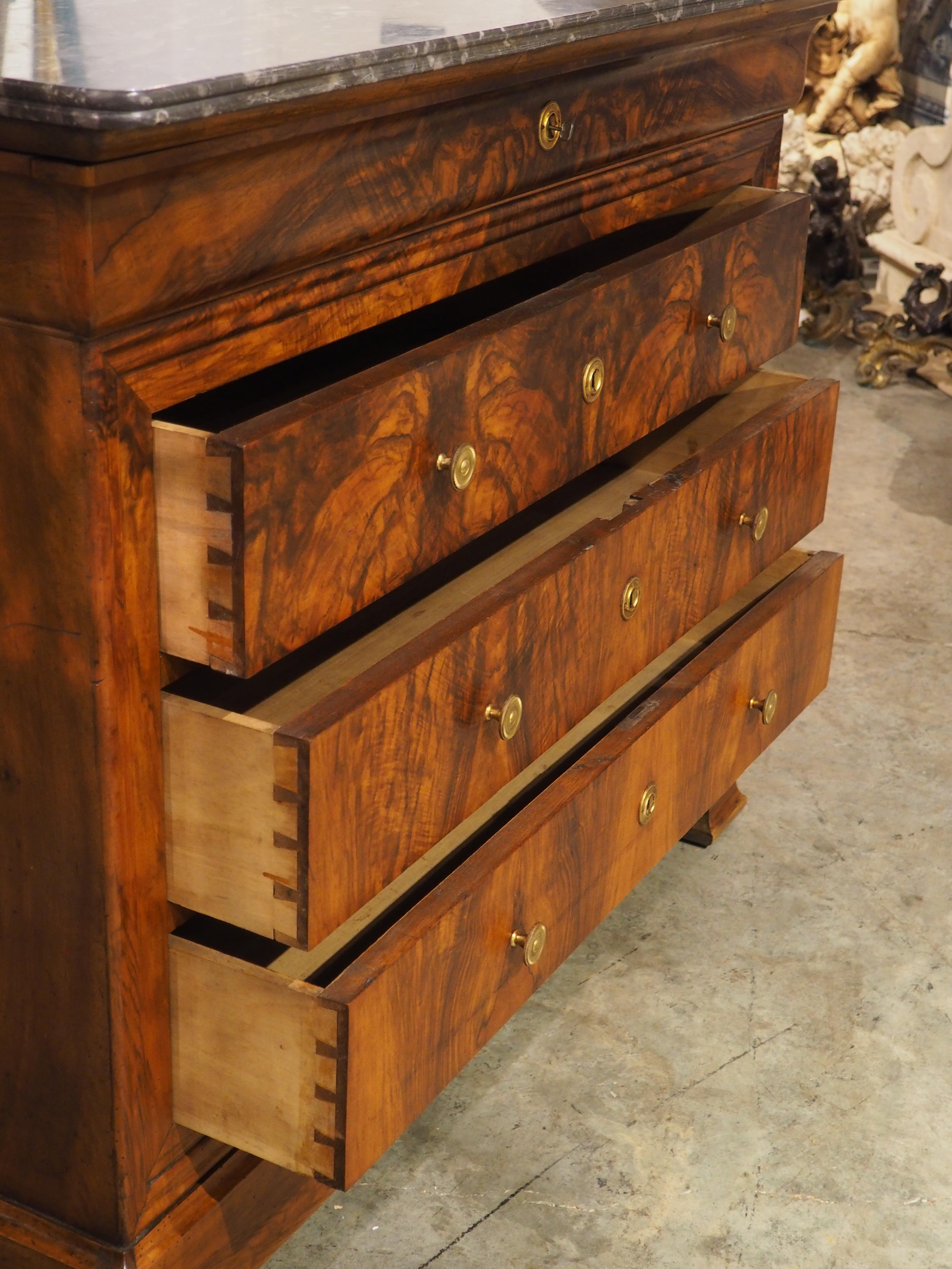 Commode francese in noce Louis Philippe, piano in marmo color carbone, C.C. 1900 in vendita 4