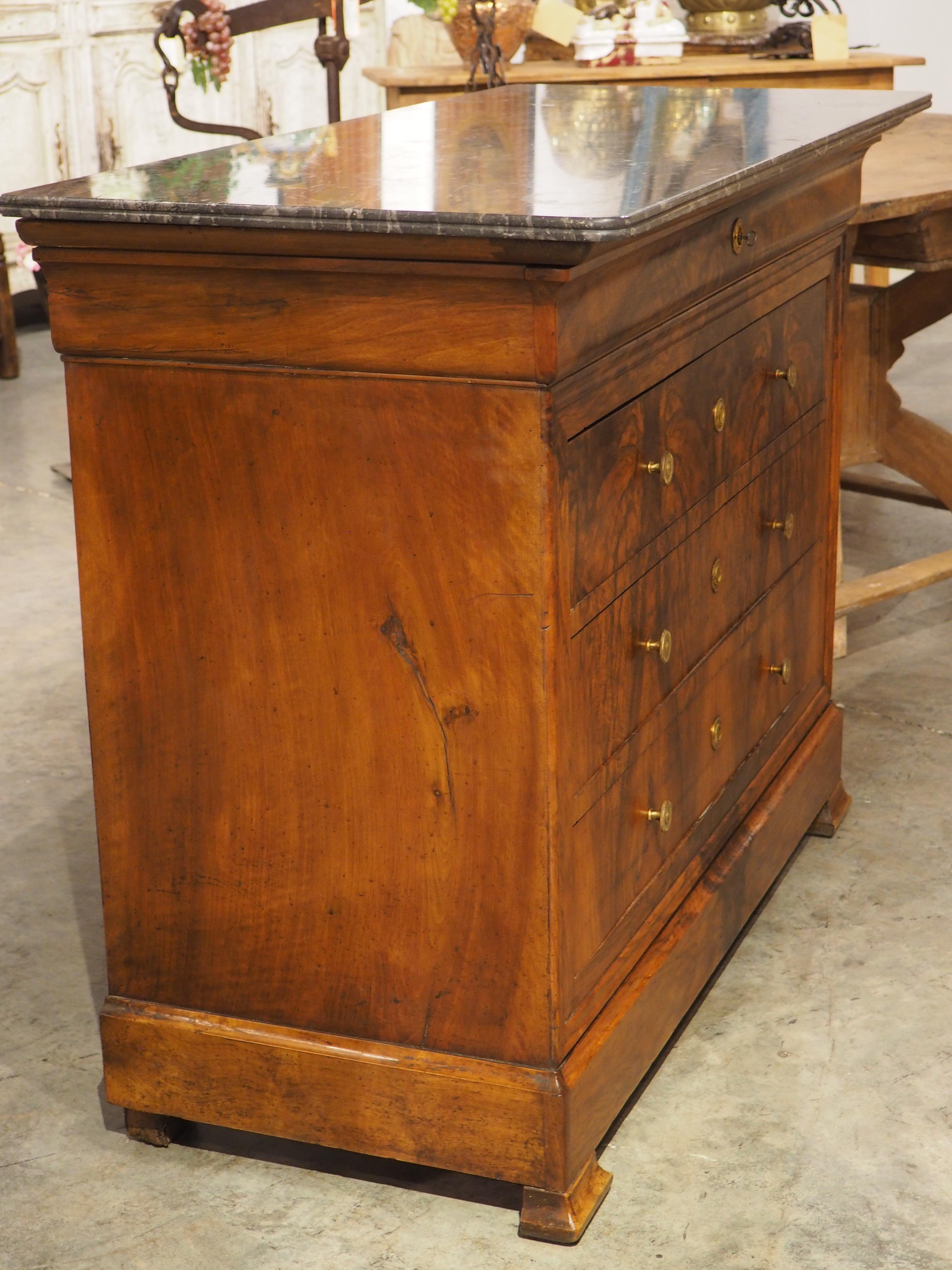 Commode francese in noce Louis Philippe, piano in marmo color carbone, C.C. 1900 in vendita 5