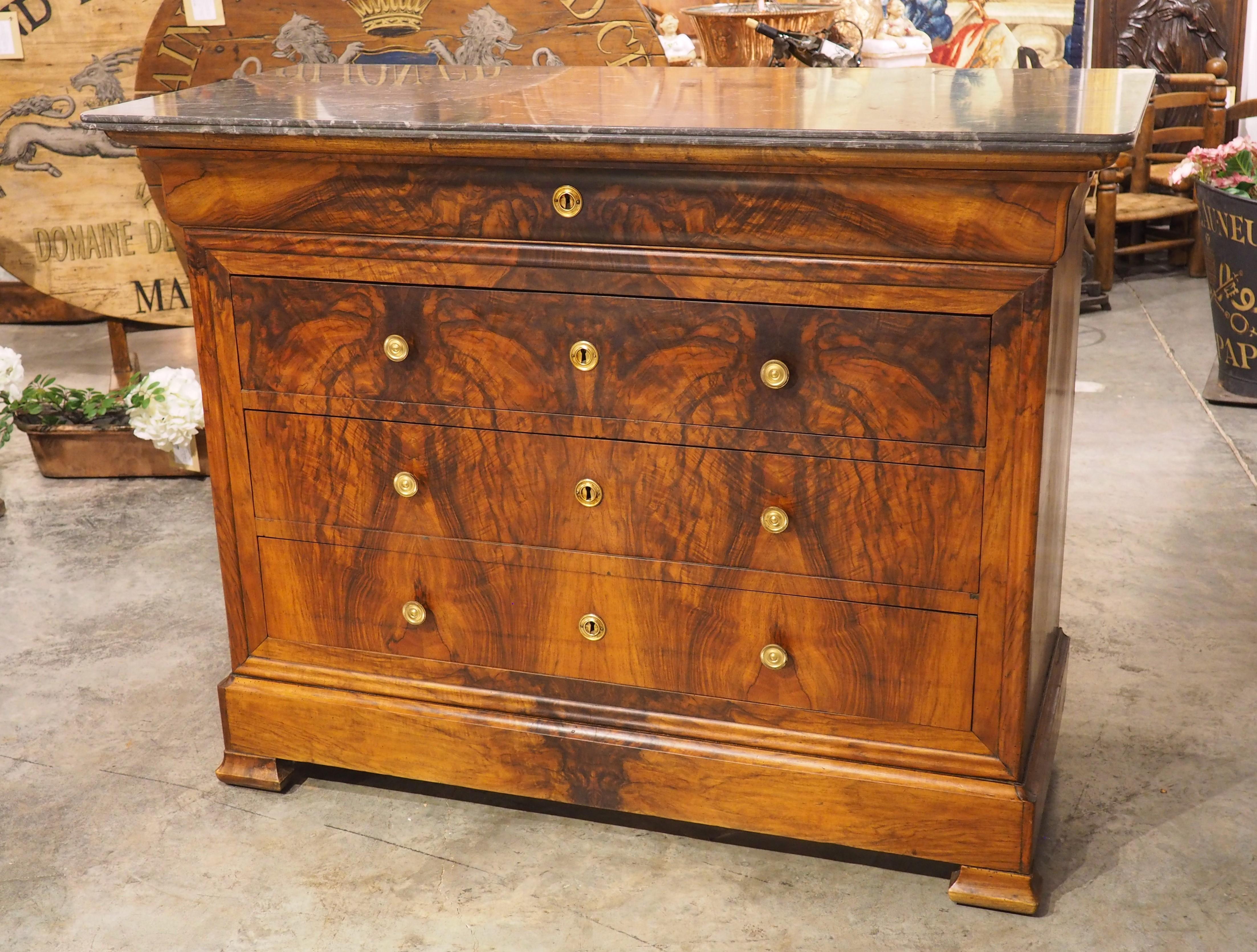 Commode francese in noce Louis Philippe, piano in marmo color carbone, C.C. 1900 in vendita 7
