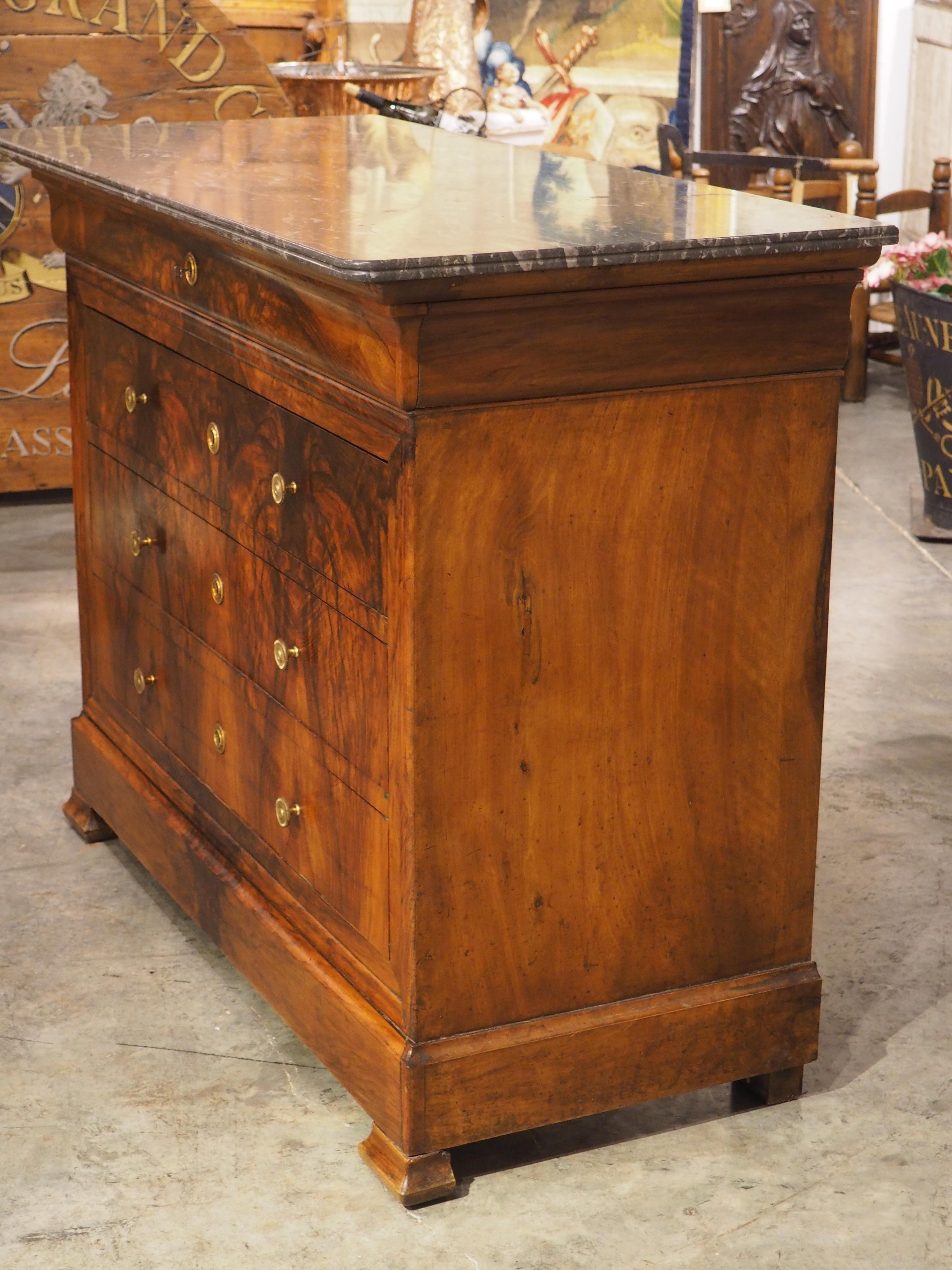 I mobili costruiti nello stile di Louis Philippe, come questa commode francese, sono molto ricercati perché si abbinano bene alla maggior parte degli stili di arredamento, grazie alle loro linee pulite e alla mancanza di decorazioni. La nostra