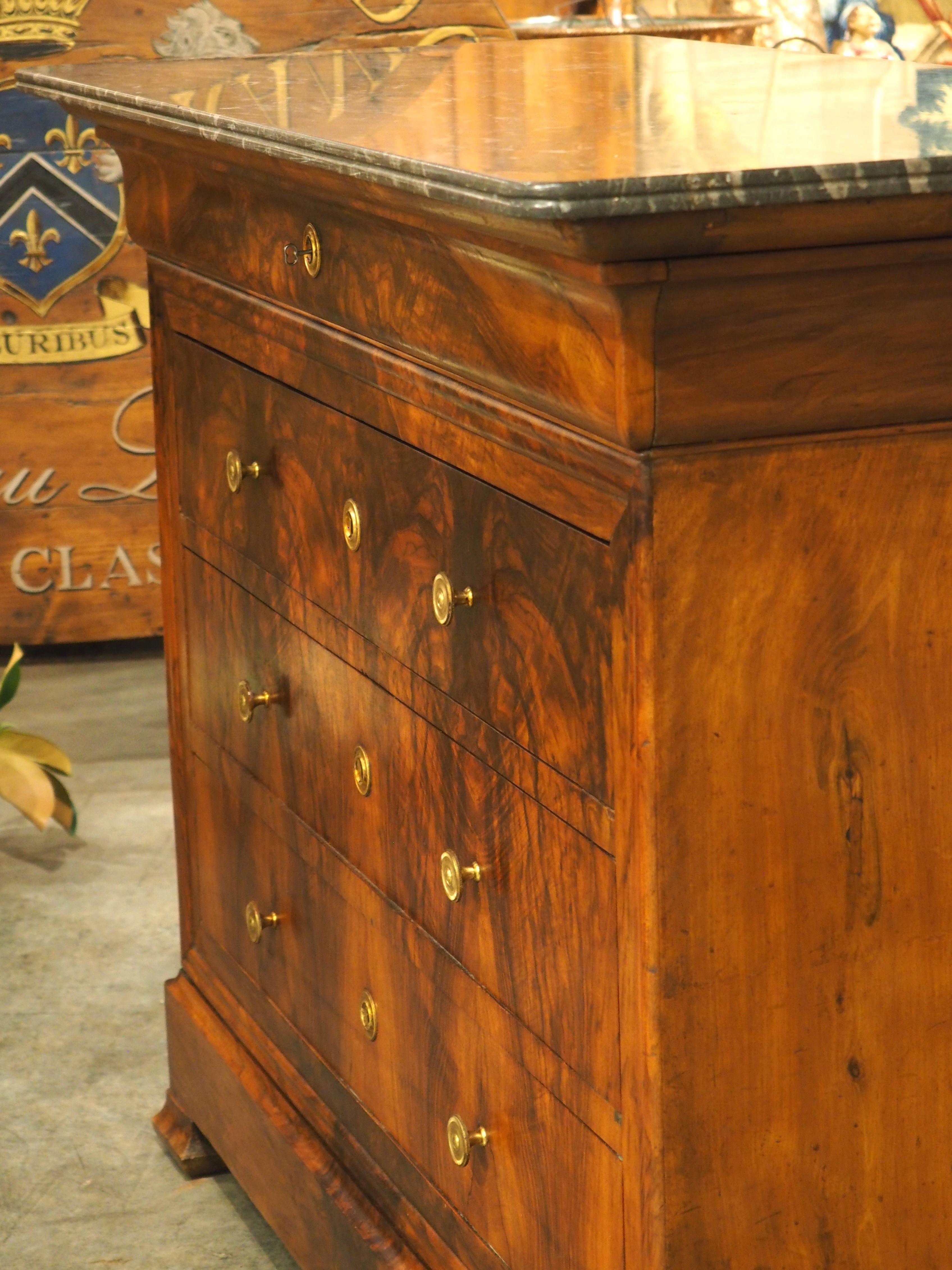 Luigi Filippo Commode francese in noce Louis Philippe, piano in marmo color carbone, C.C. 1900 in vendita