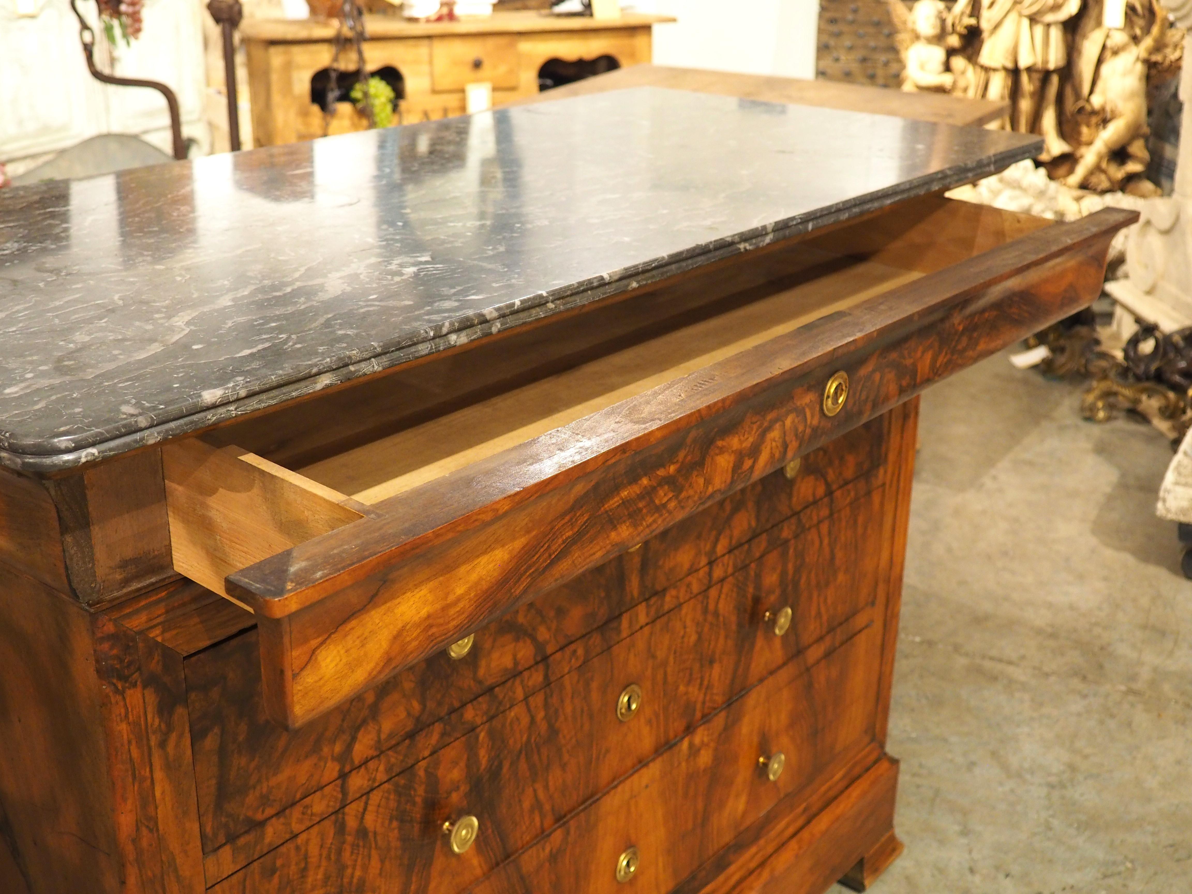 Intagliato a mano Commode francese in noce Louis Philippe, piano in marmo color carbone, C.C. 1900 in vendita