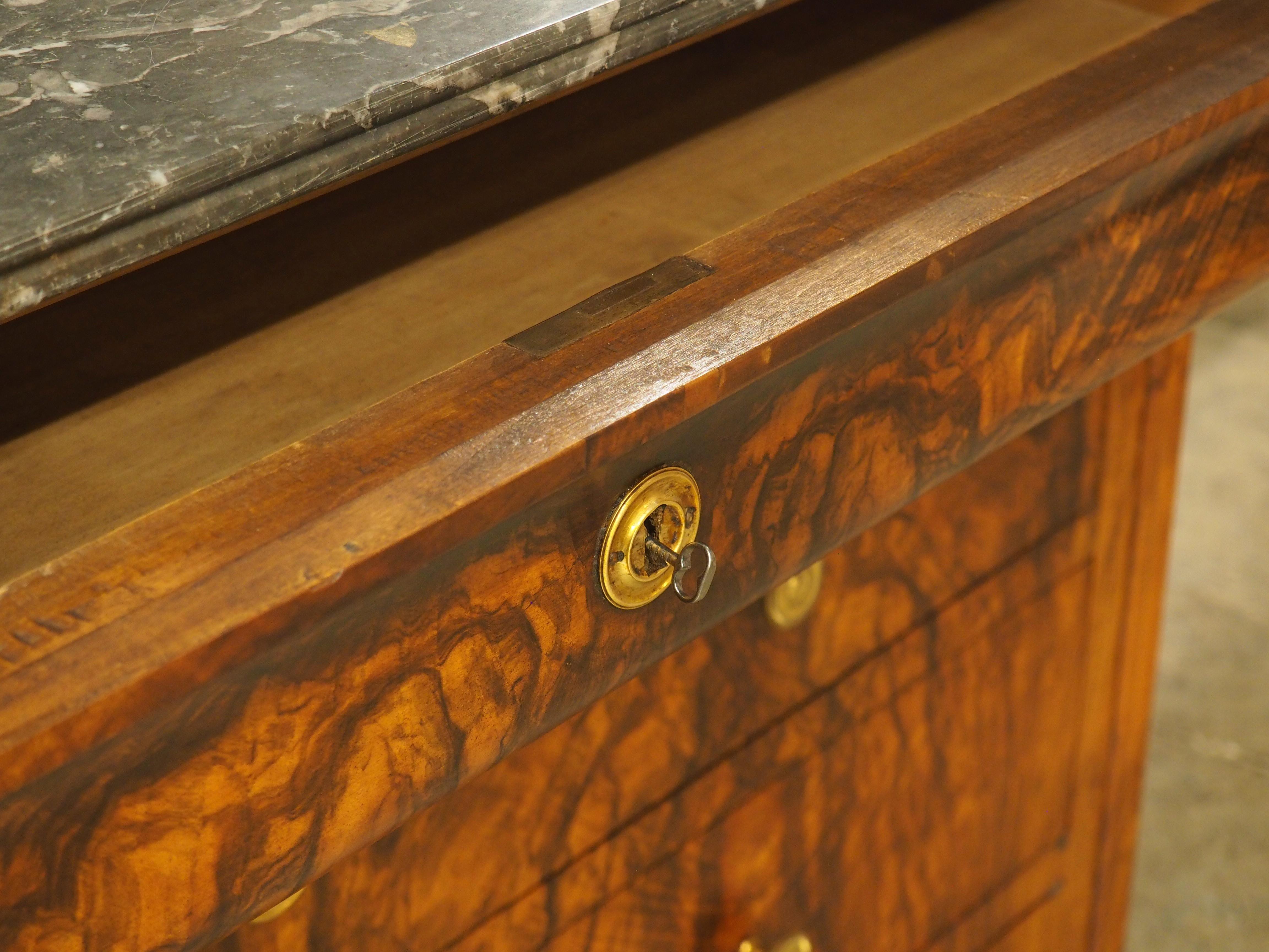 Commode francese in noce Louis Philippe, piano in marmo color carbone, C.C. 1900 In condizioni buone in vendita a Dallas, TX