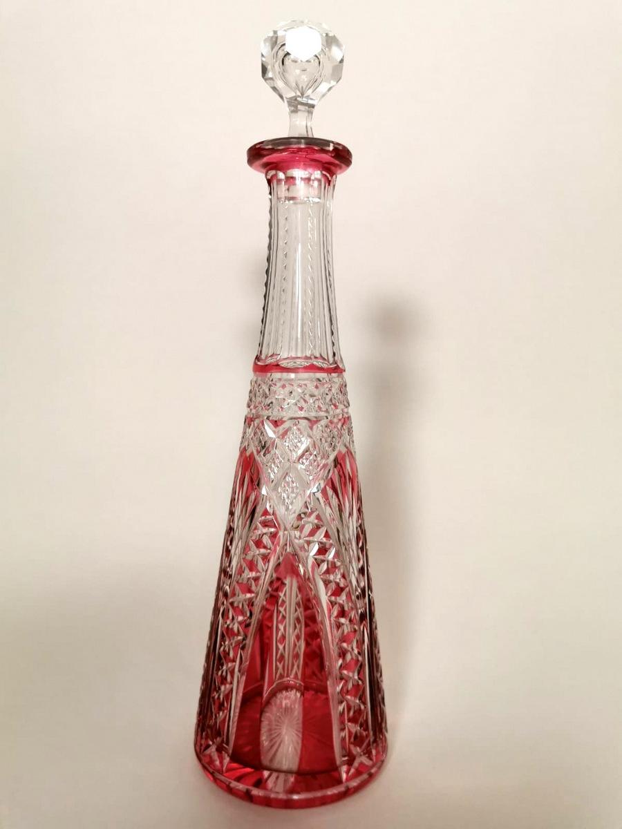  Red crystal bottle, cut and ground by hand; for its execution, it was used crystal with a percentage of lead of 30%; the high lead content, instead of calcium present in the common glass, gives the crystal a high refractive index; with the