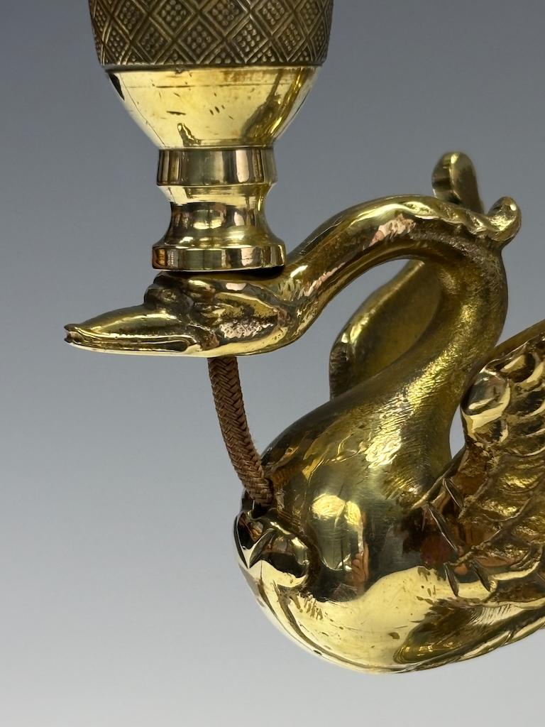 Lampe de table Bouillotte en laiton avec bras en forme de cygne et abat-jour en tôle verte d'origine en vente 6