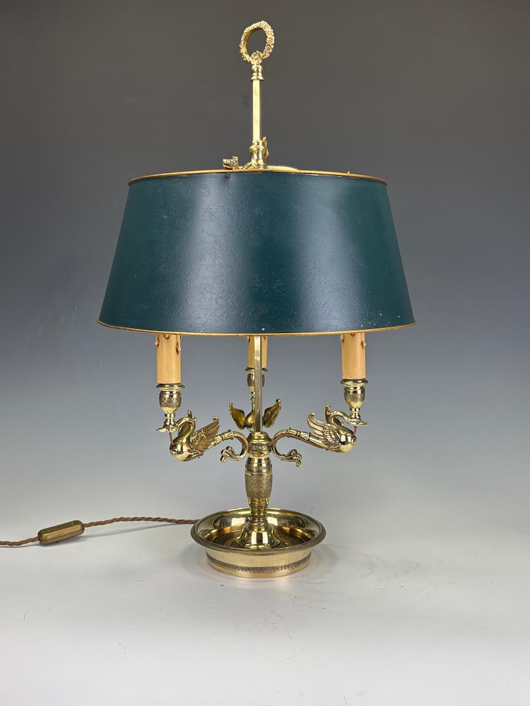 Lampe de table Bouillotte en laiton avec bras de cygne et abat-jour en tôle verte d'origine, CIRCA 1900
Lampe de table bouillotte française très raffinée, datant d'environ 1900, coulée en laiton doré avec d'élégants détails néoclassiques. Cette