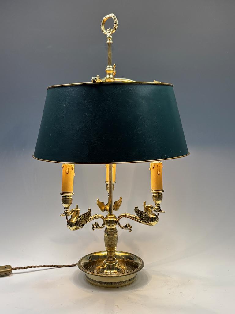 XIXe siècle Lampe de table Bouillotte en laiton avec bras en forme de cygne et abat-jour en tôle verte d'origine en vente