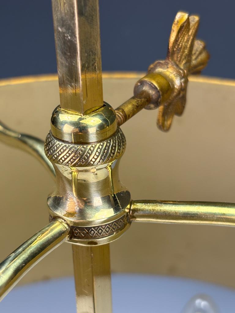 Lampe de table Bouillotte en laiton avec bras en forme de cygne et abat-jour en tôle verte d'origine en vente 2