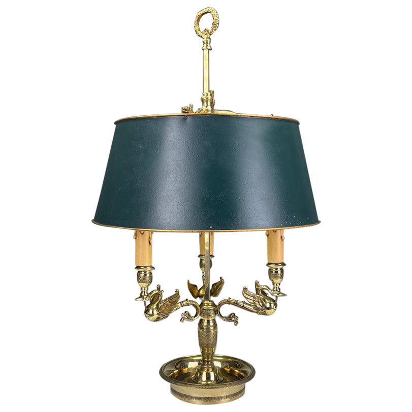 Lámpara de mesa francesa Bouillotte de latón con brazos de cisne y pantalla original de tole verde