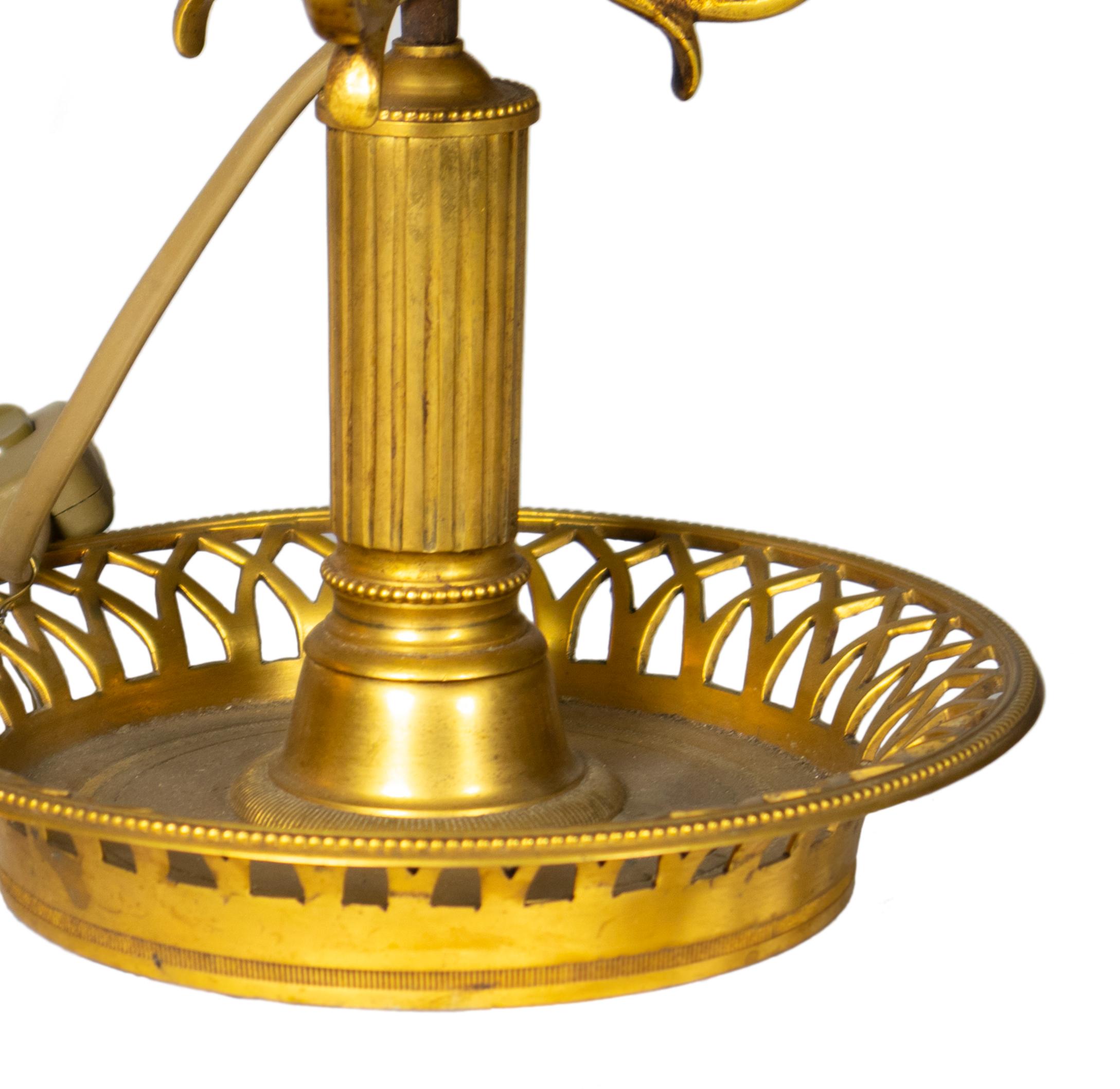 Français Lampe de table à trois lumières en bronze de Bouillotte, 19e siècle en vente