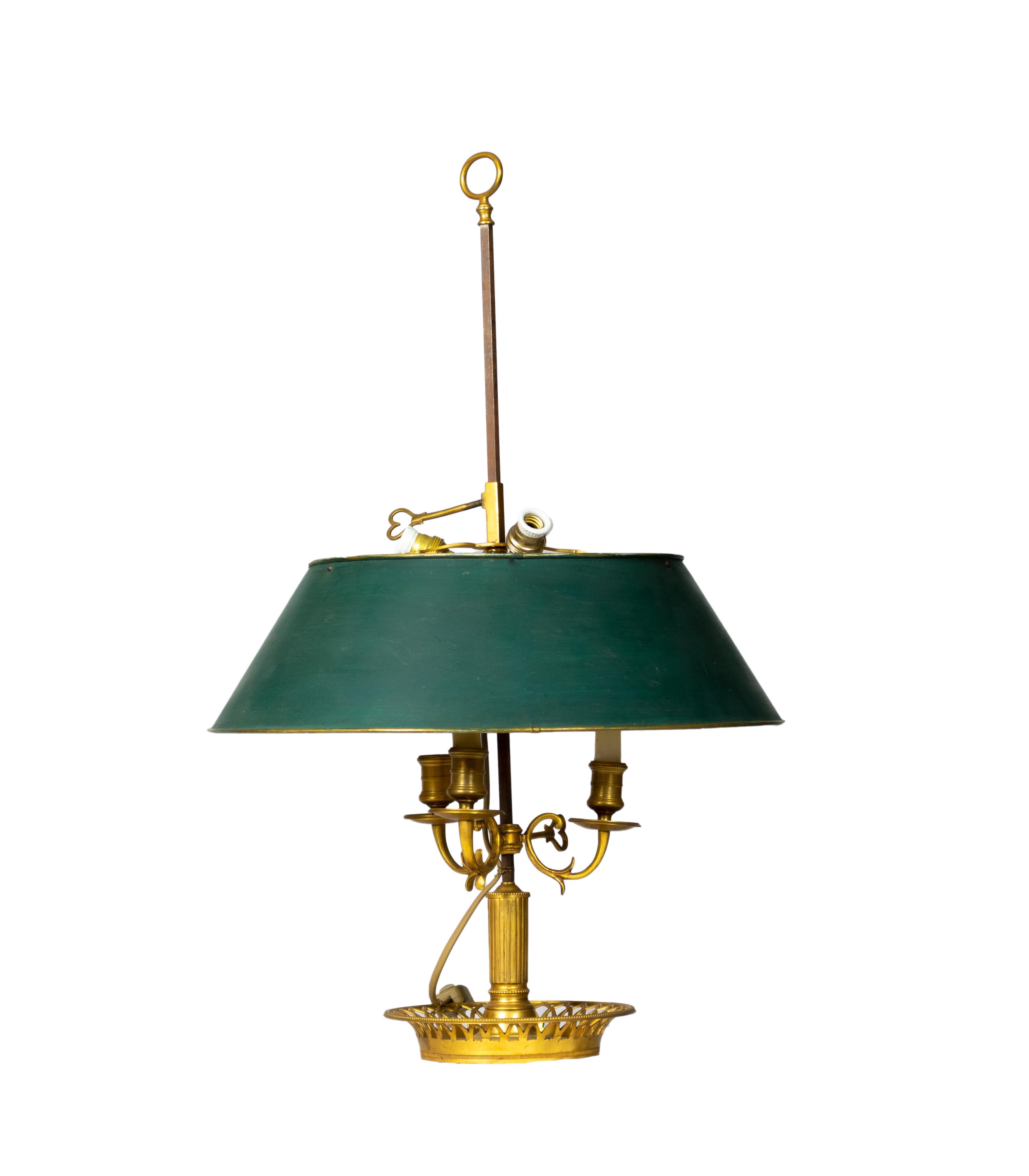 Doré Lampe de table à trois lumières en bronze de Bouillotte, 19e siècle en vente
