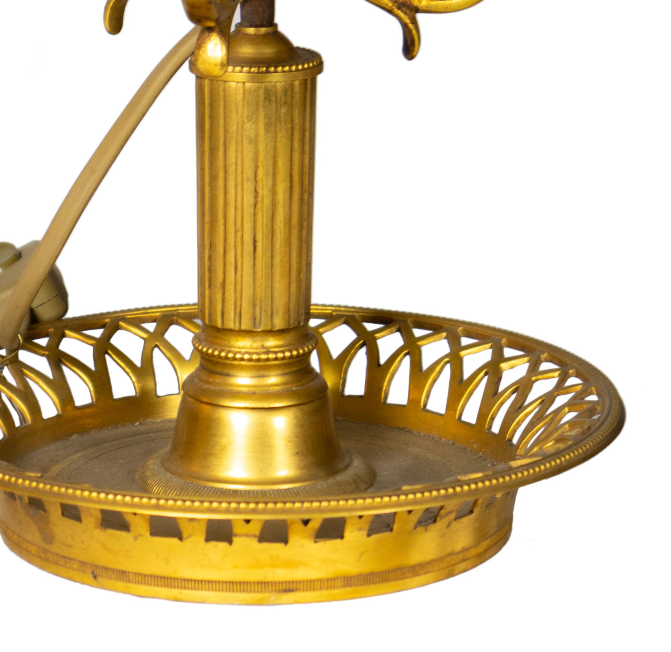 Lampe de table à trois lumières en bronze de Bouillotte, 19e siècle Bon état - En vente à Lisbon, PT