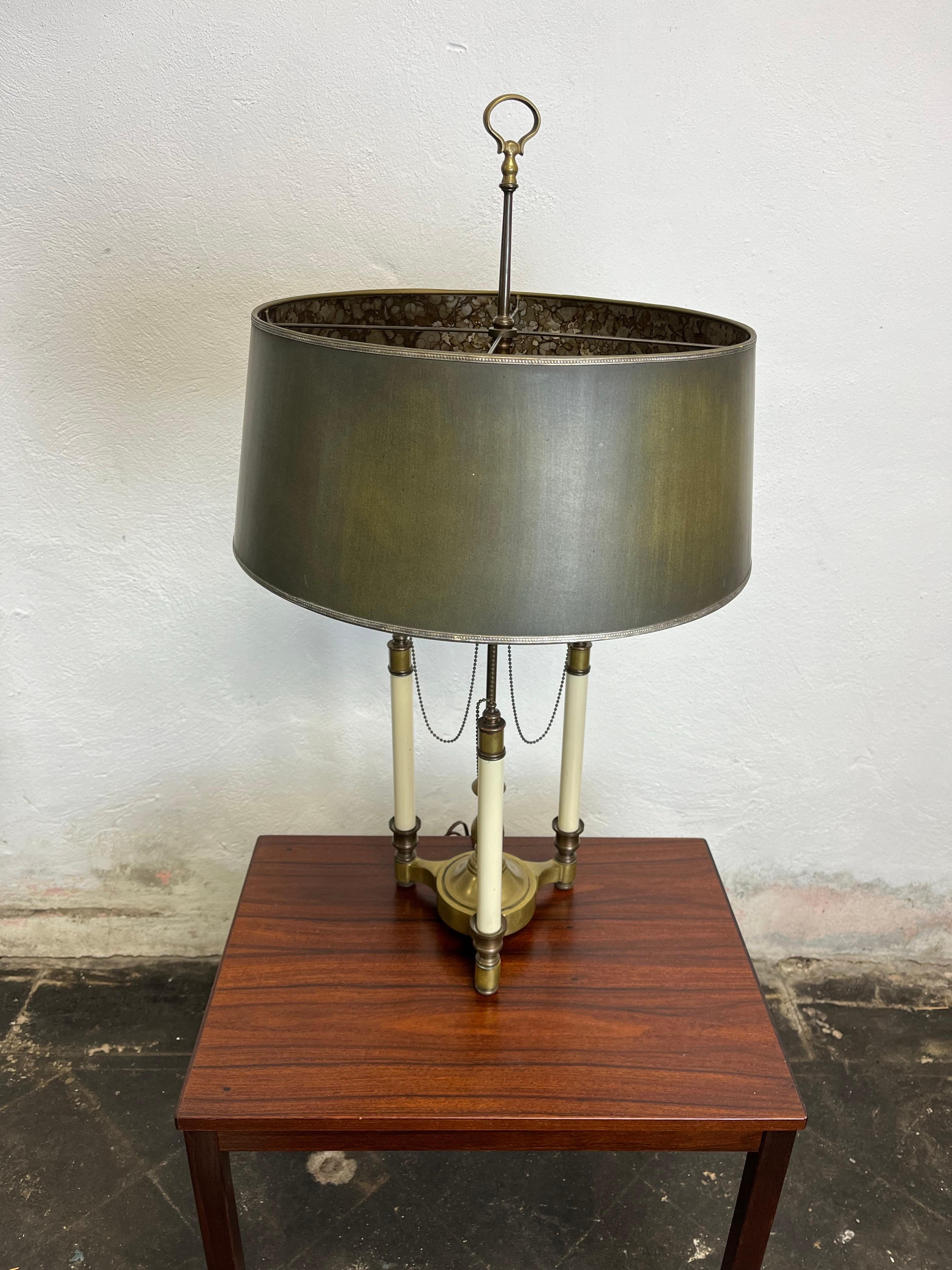 Lampe Bouillotte unique en laiton massif. 3 bougies avec des accents de chaîne drapée. Très beau visuel avec intérieur en fausse tortue. Le détail est omniprésent. 