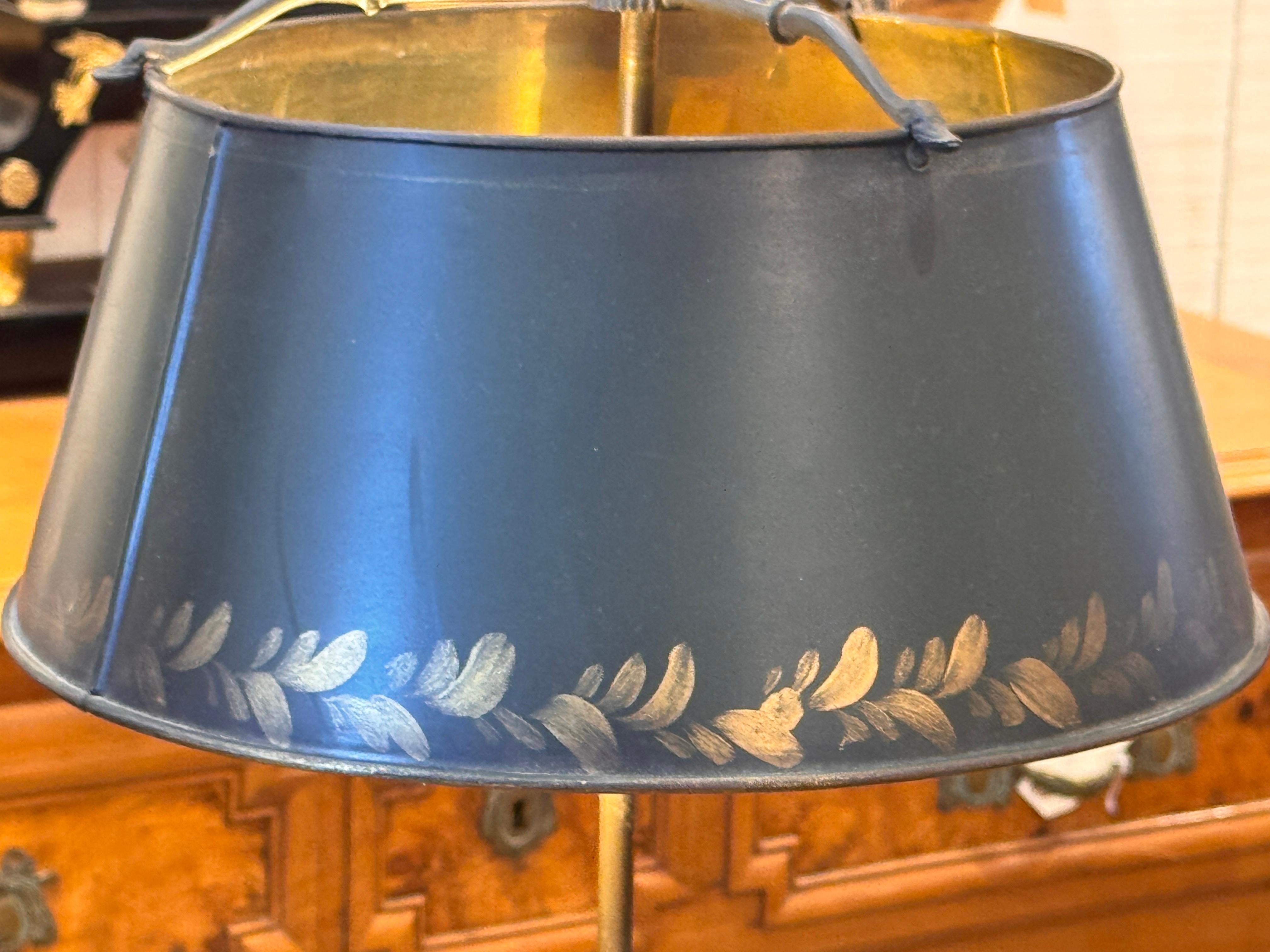 Französische Bouillotte-Lampe mit Tole-Schirm im Angebot 5