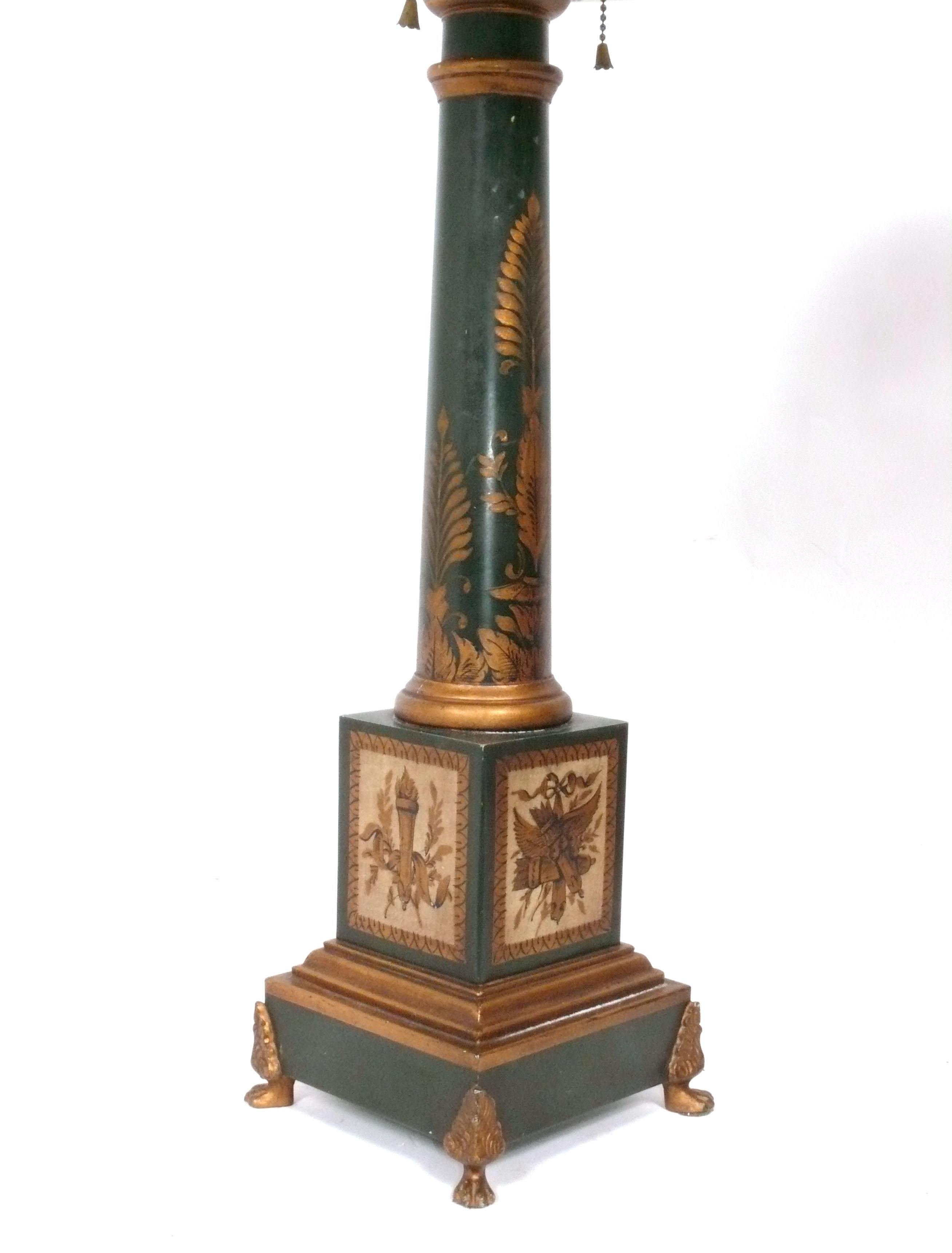 Elegante paire de lampes Bouillotte avec décoration peinte à la main, française, vers les années 1960. Les bases sont d'une couleur vert forêt profond avec des décorations crème et or peintes à la main et les abat-jours en métal sont noirs. Ils ont