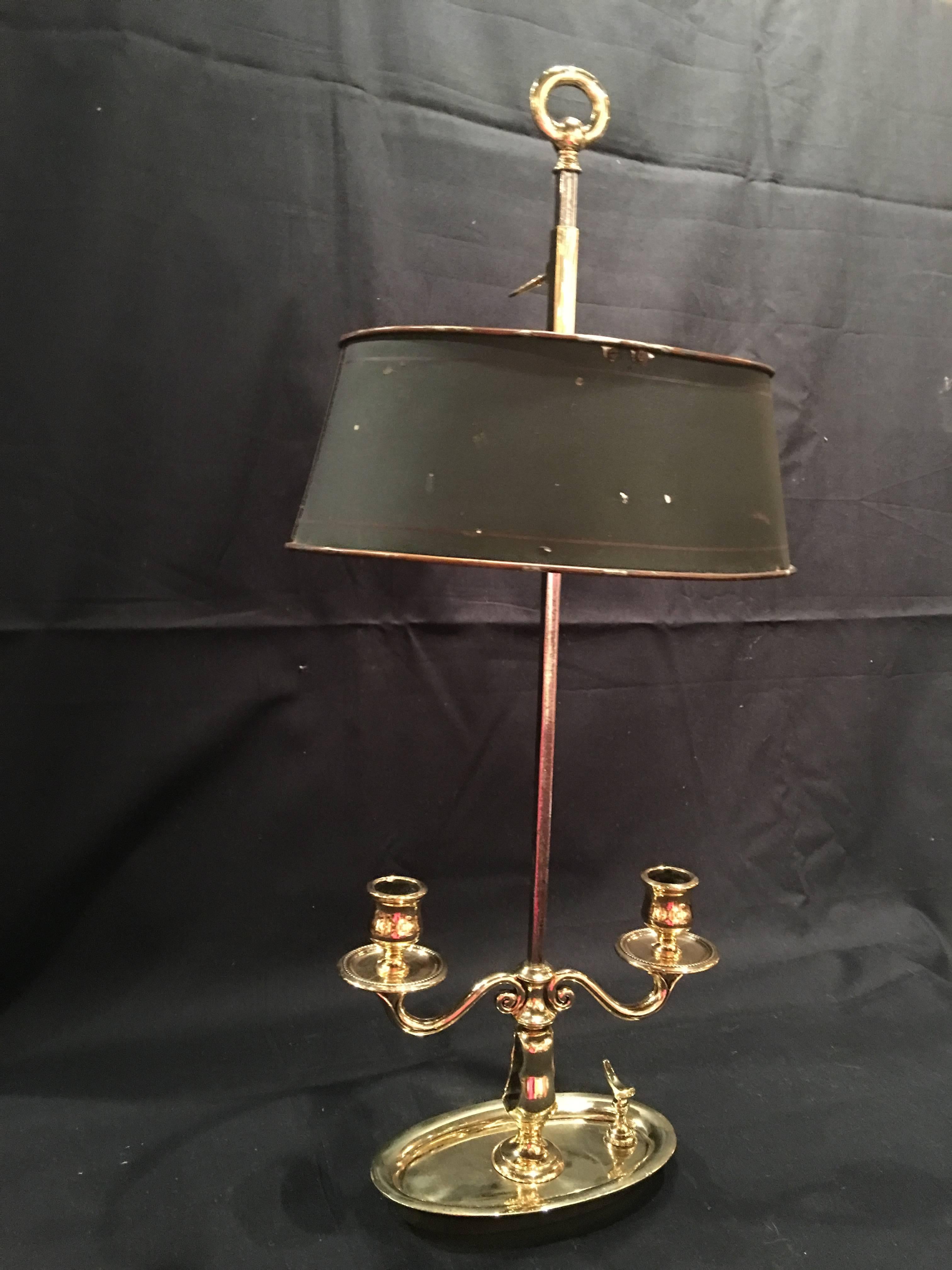 Francese Lampada francese Bouillotte a due candele in ottone lucido con paralume in metallo, XIX secolo in vendita