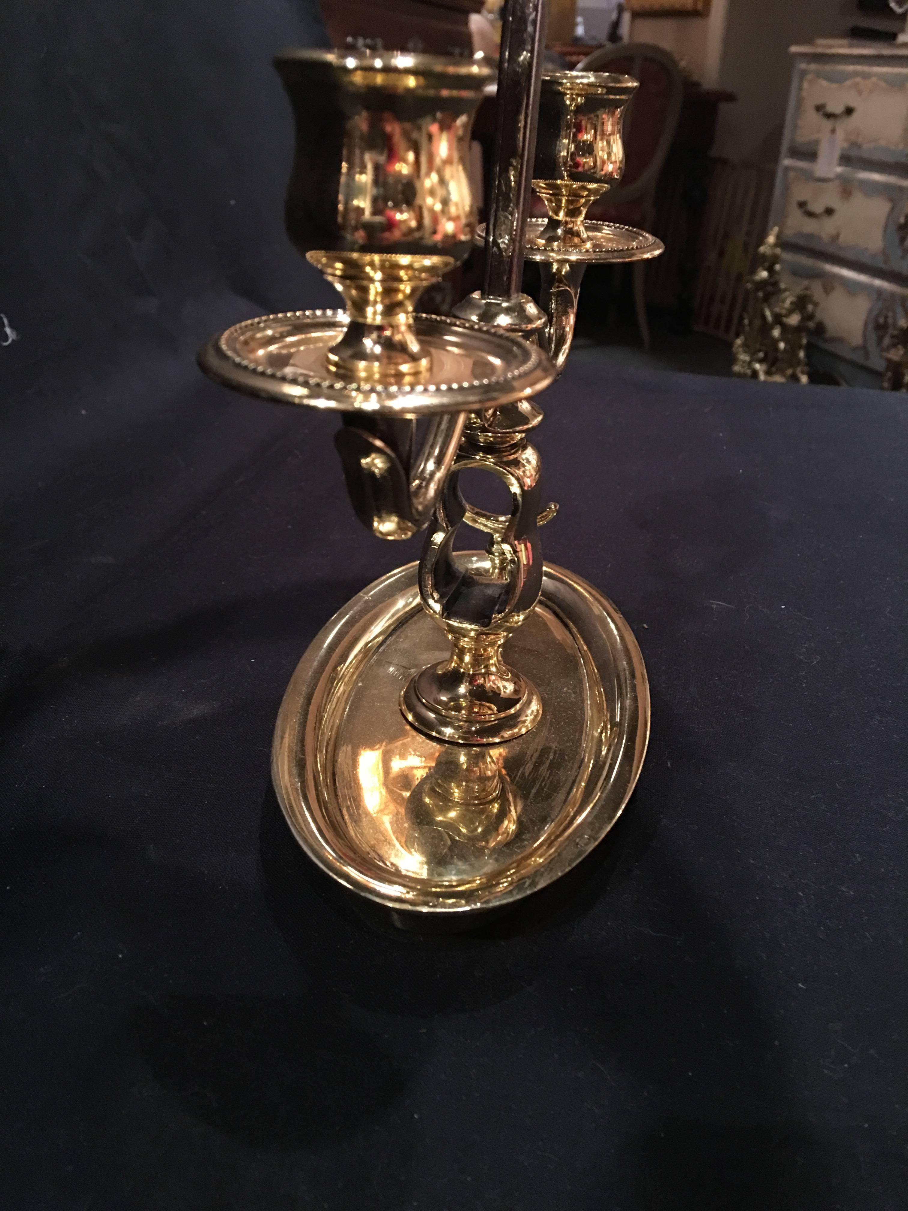 Laiton Lampe bouillotte française à 2 bougies en laiton poli avec abat-jour en métal, XIXe siècle en vente