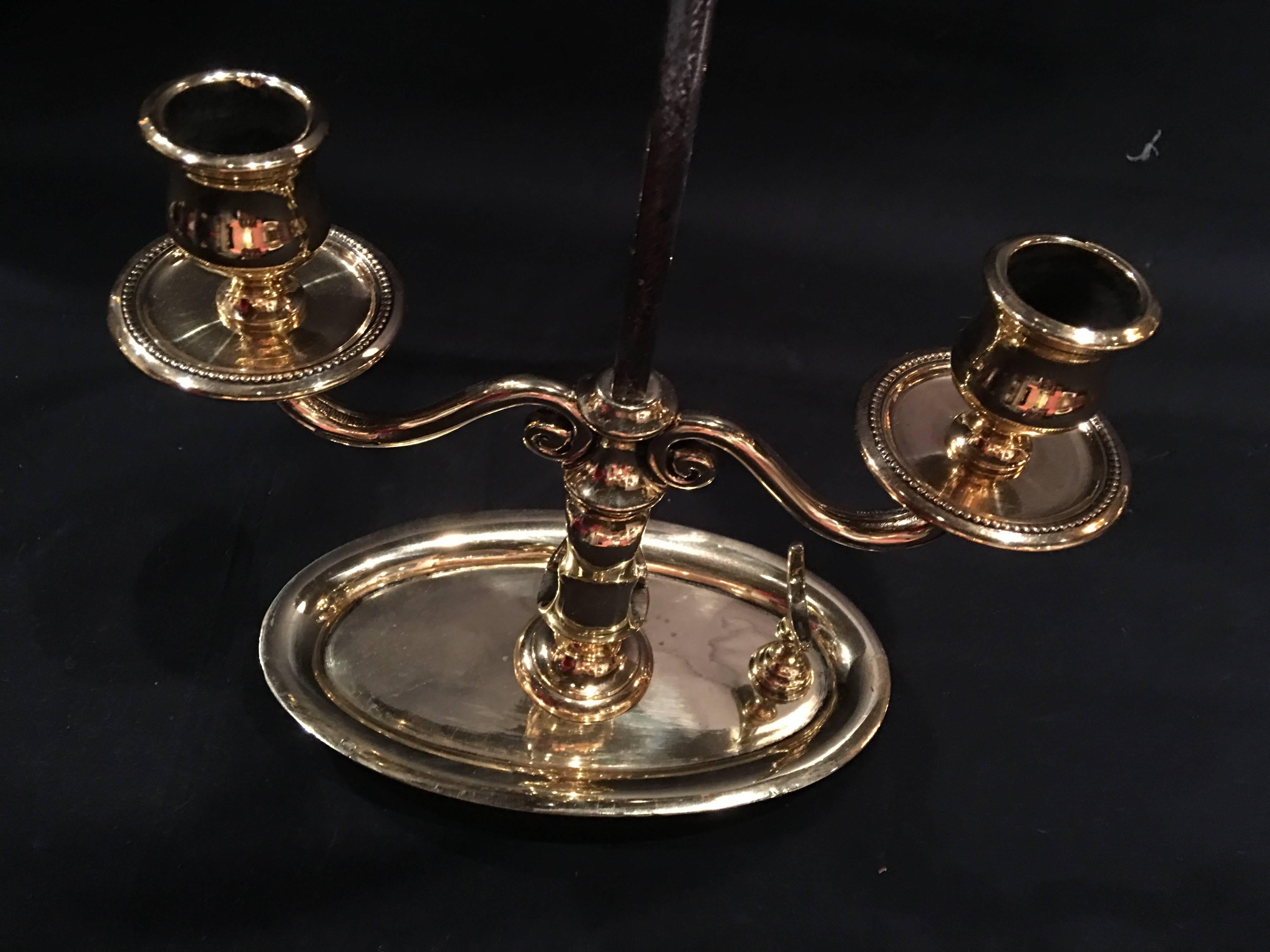 Lampe bouillotte française à 2 bougies en laiton poli avec abat-jour en métal, XIXe siècle en vente 1